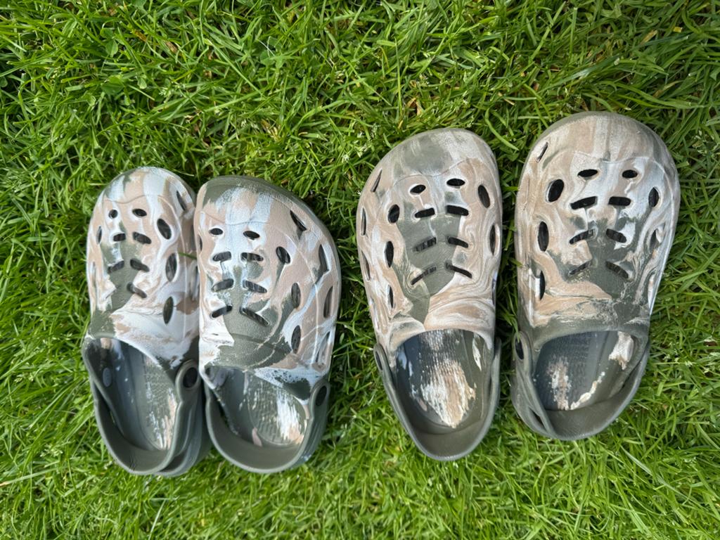 Camo Crocs 32 en 33 - 2 paar, Ophalen of Verzenden, Gebruikt, Jongen of Meisje, Schoenen