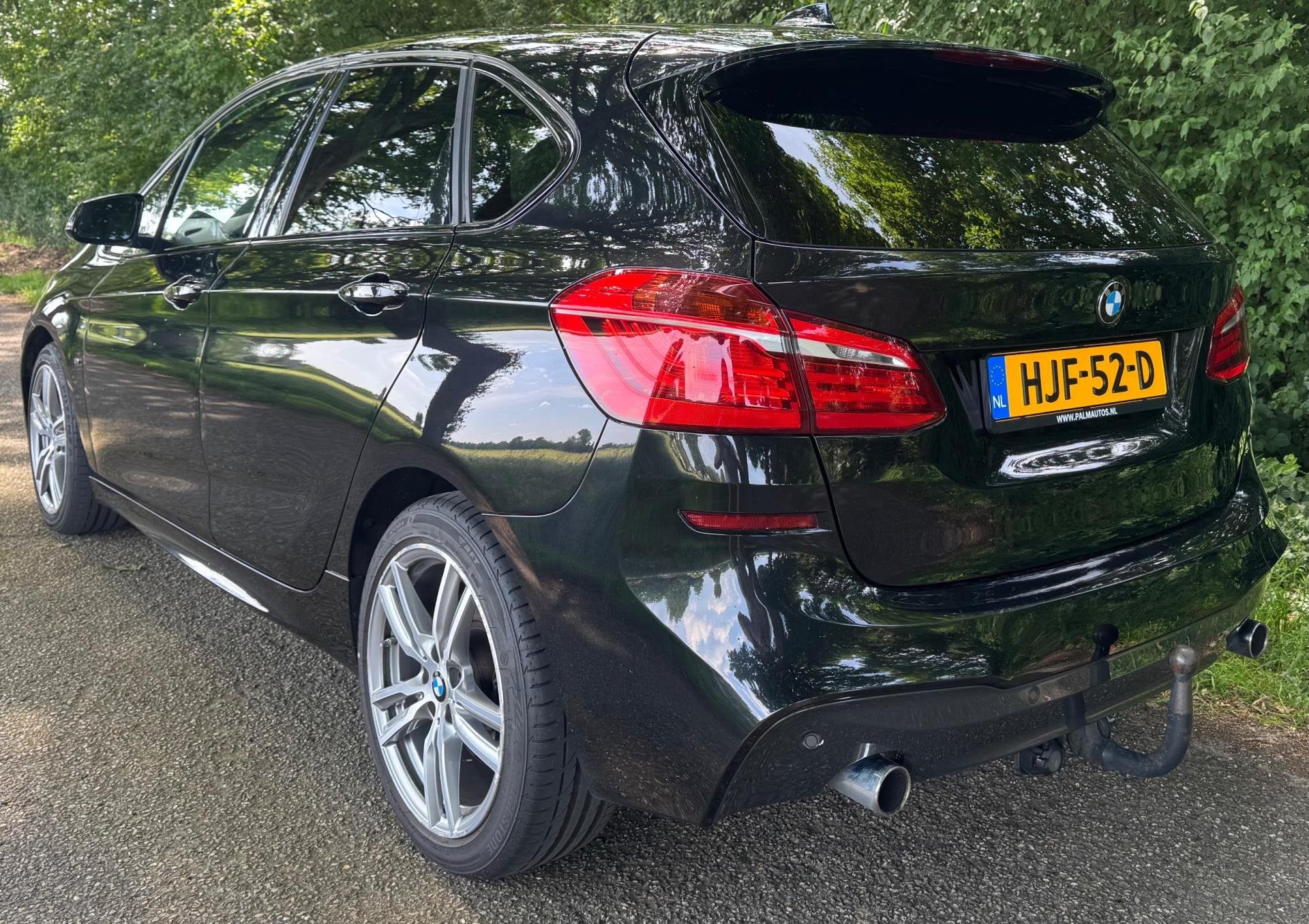 BMW 2-serie Active Tourer 220i High Executive M Performance, Auto's, 730 kg, Gebruikt, Alcantara, Zwart
