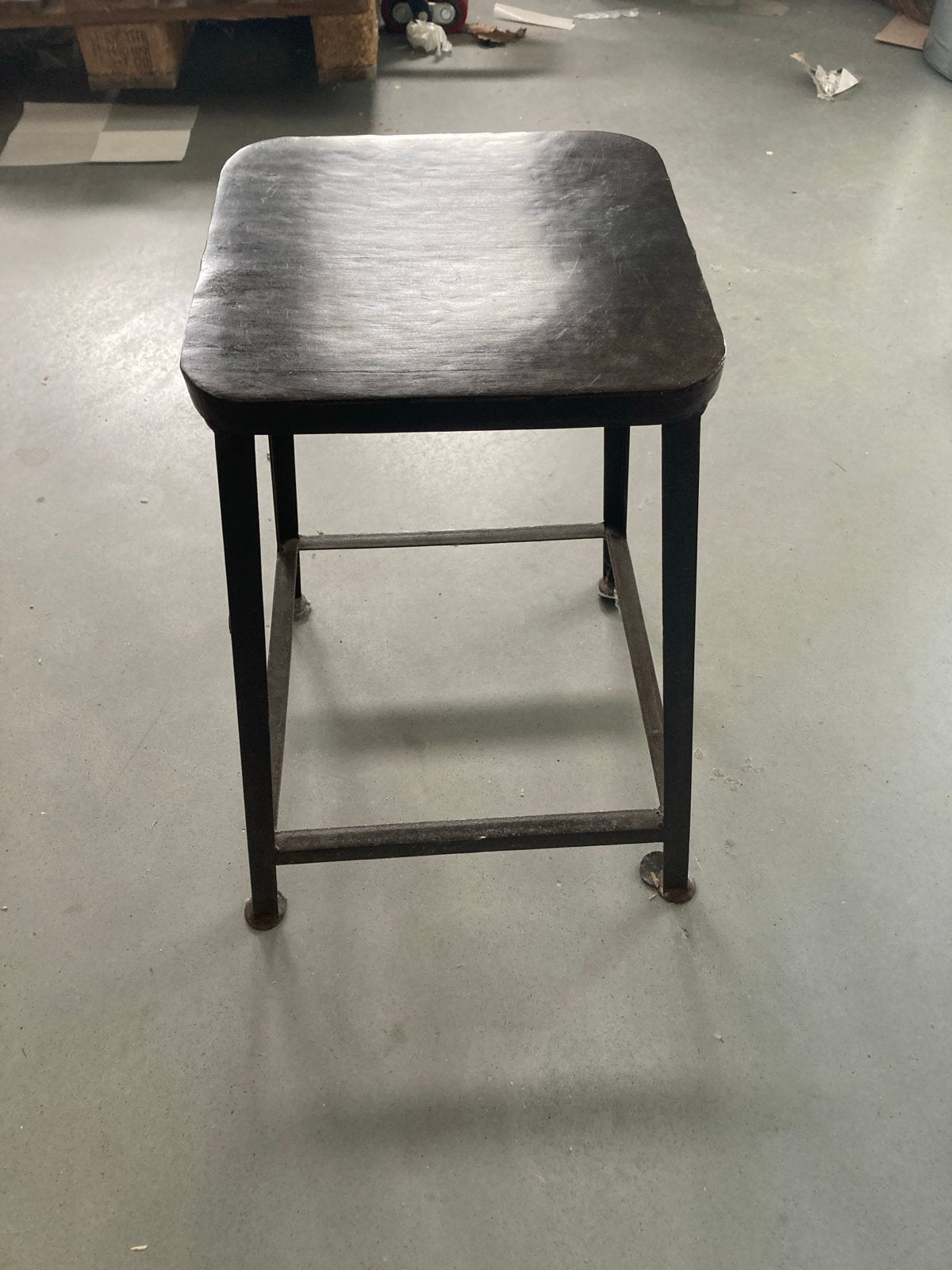 Vintage metalen krukje met houten look, Huis en Inrichting, Ophalen, Gebruikt, IJzer