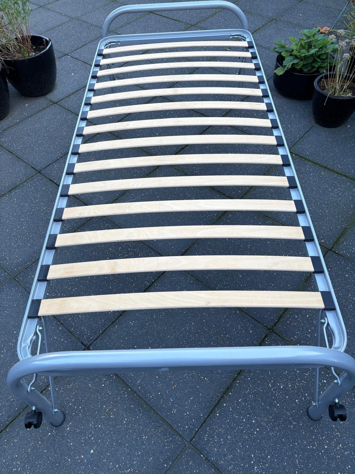 Inklapbaar bed met matras, Ophalen, Eenpersoons, Zo goed als nieuw, 80 cm