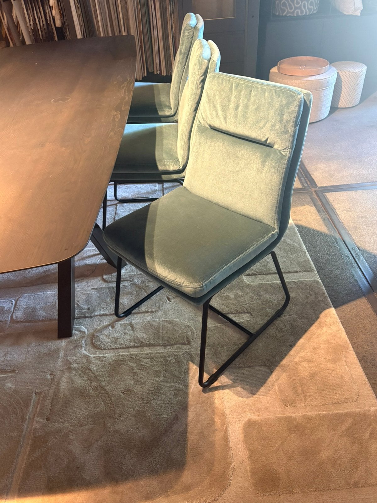 3 eetkamerstoelen - Showroom modellen, Ophalen, Zo goed als nieuw, Stof