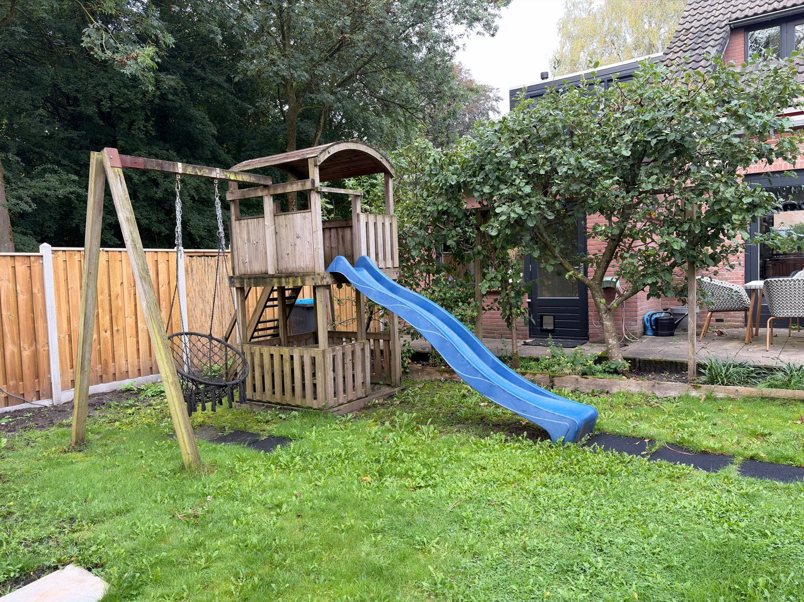 GRATIS speelhuisje, trampoline, fruitbomen en tegels!, Ophalen, Gebruikt, Glijbaan