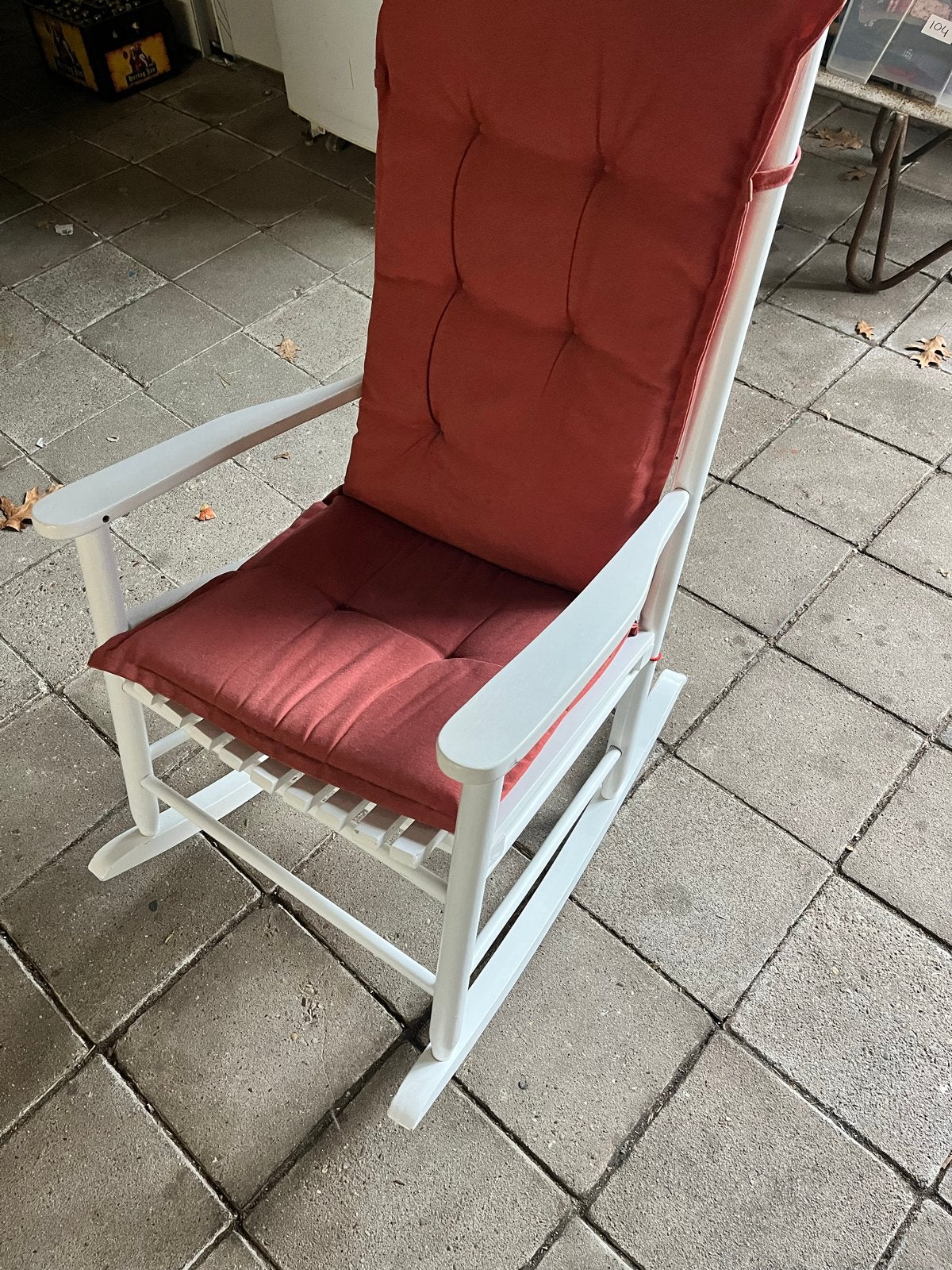 Witte schommelstoel met rood kussen, Ophalen, Gebruikt, Wit, Eén