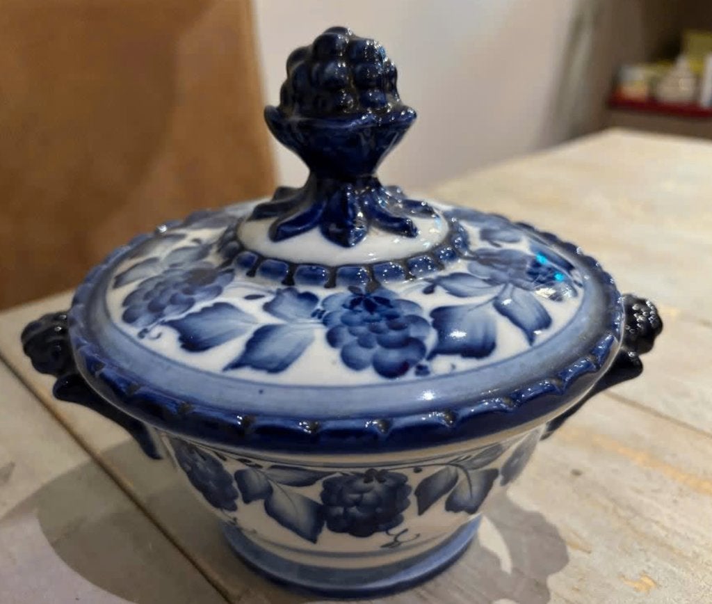 Bonbonniere van Ghzel USSR - blauw/wit druivenmotief, Ophalen of Verzenden, Zo goed als nieuw, Porselein, Bord of Schaal