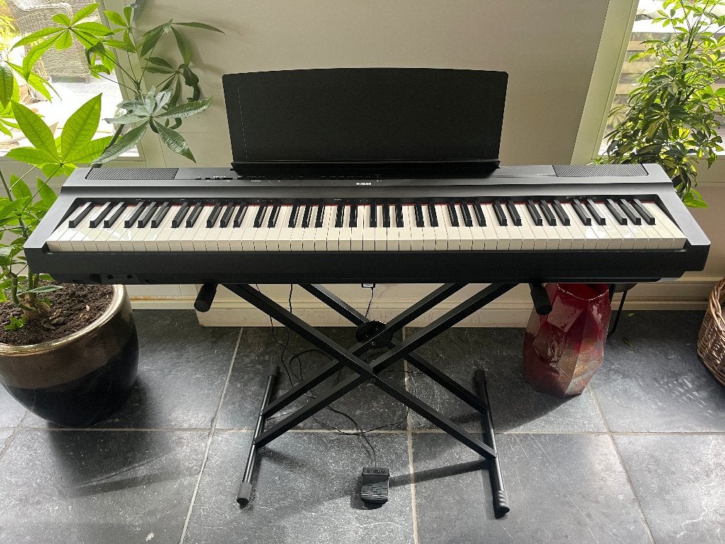 Yamaha P-125 digitale piano compleet met statief & lesboek, Ophalen, Zwart, Digitaal, Zo goed als nieuw