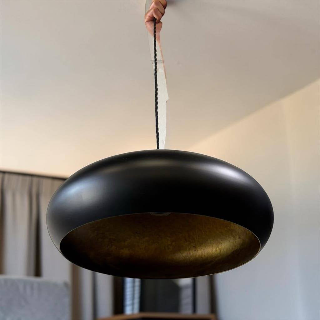 Retro mat zwarte UFO hanglamp met 'gouden' binnenkant, Antiek en Kunst, Ophalen