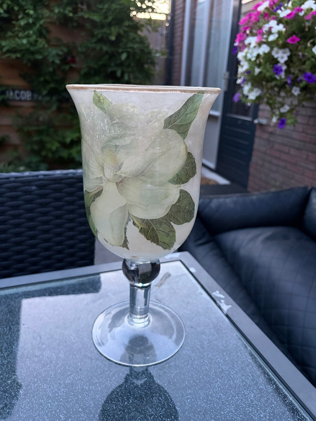 Gedecoreerde glazen vaas met magnolia - 29 cm hoog, Huis en Inrichting, Woonaccessoires | Vazen, Ophalen, Meerkleurig, Met patroon/structuur