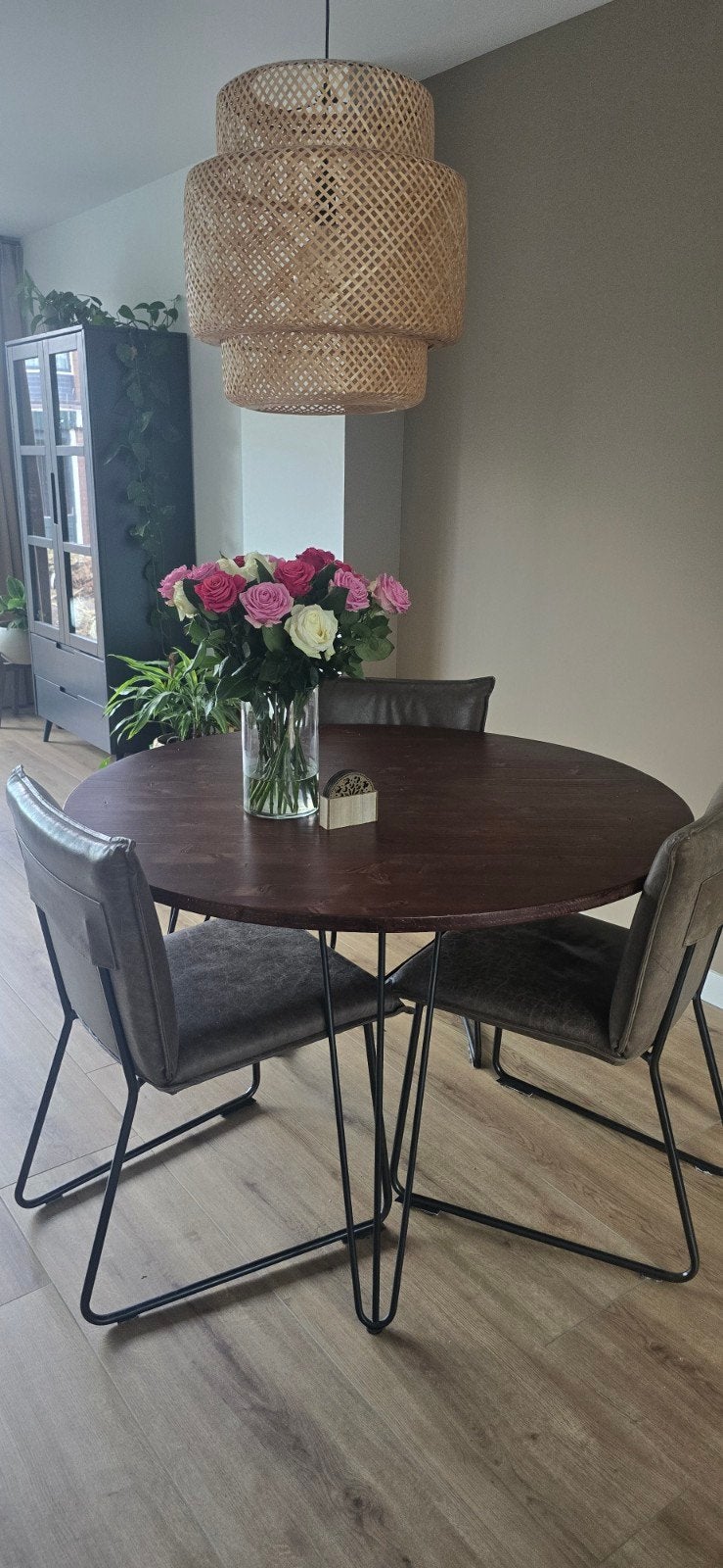 Ronde eettafel met donkerhouten blad en metalen poten, Ophalen, Gebruikt, Industrieel, Modern, Vier personen