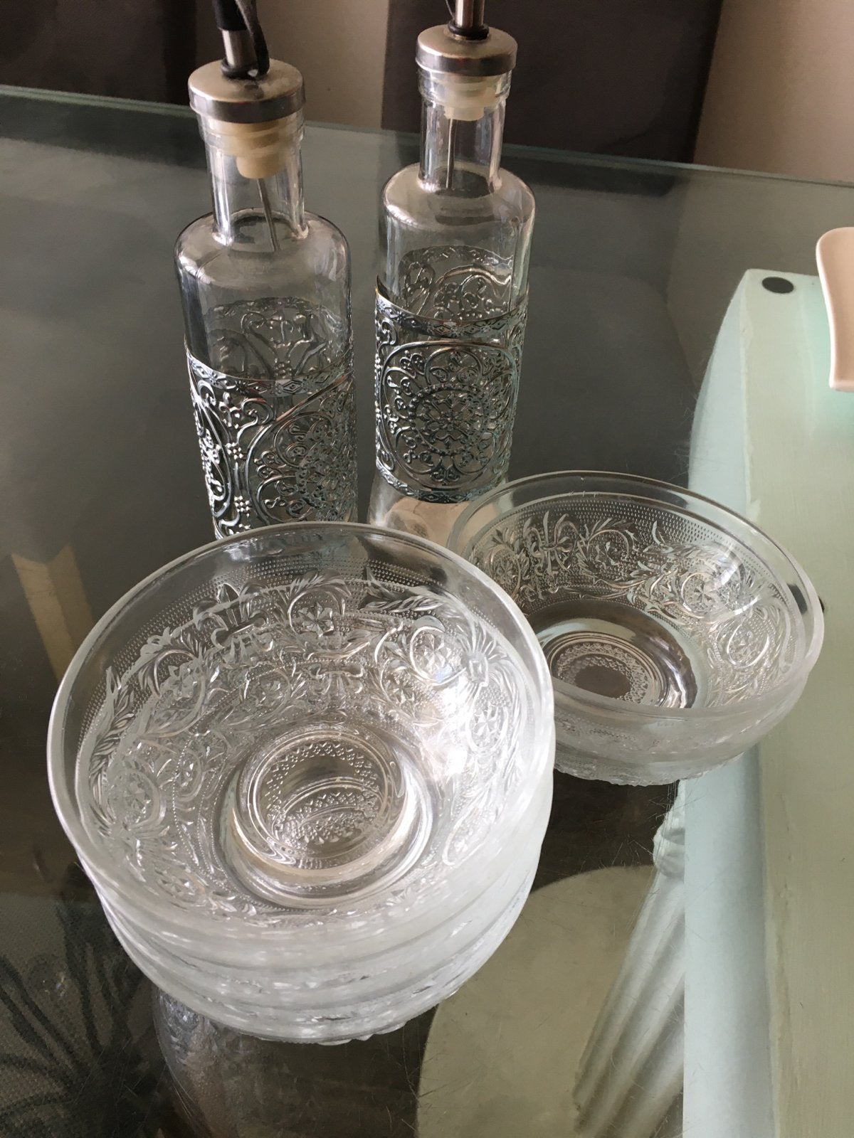 Set van kommetjes en grote kom met reliëf, Gebruikt, Ophalen of Verzenden, Glas, Kom(men)