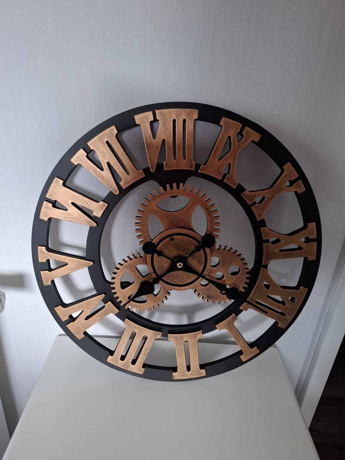 Grote wandklok met Romeinse cijfers en zichtbaar uurwerk, Huis en Inrichting, Ophalen, Wandklok, Zichtbaar uurwerk, Vintage