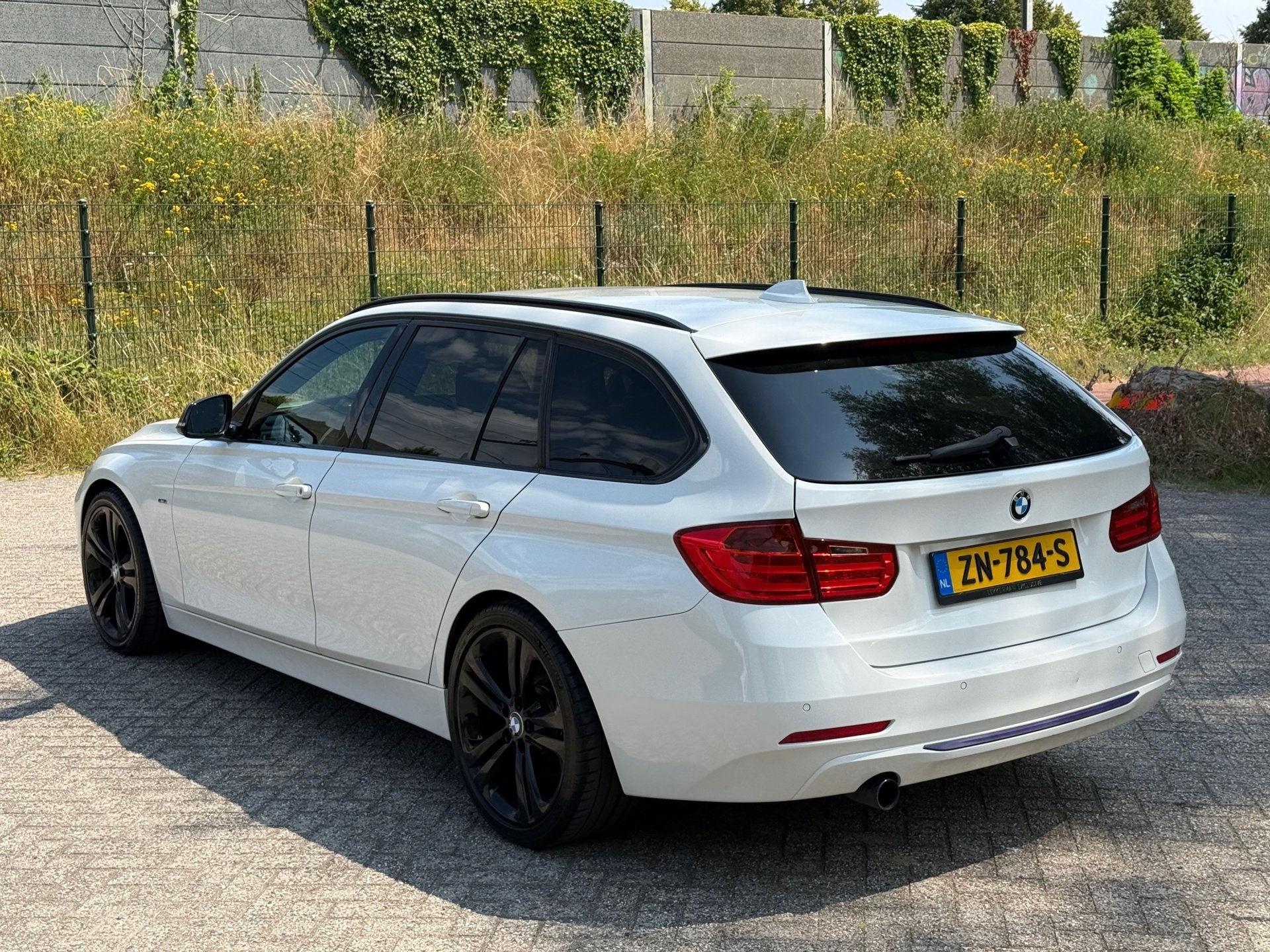 BMW 3-serie Touring 320i High Executive AUTOMAAT I LED I NAV, Auto's, Automaat, Achterwielaandrijving, Gebruikt, Euro 6