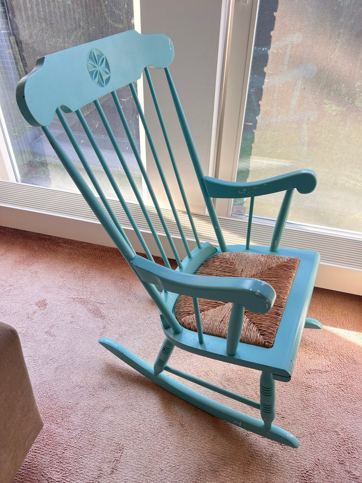 Vintage turquoise schommelstoel met rieten zitting, Antiek en Kunst, Ophalen