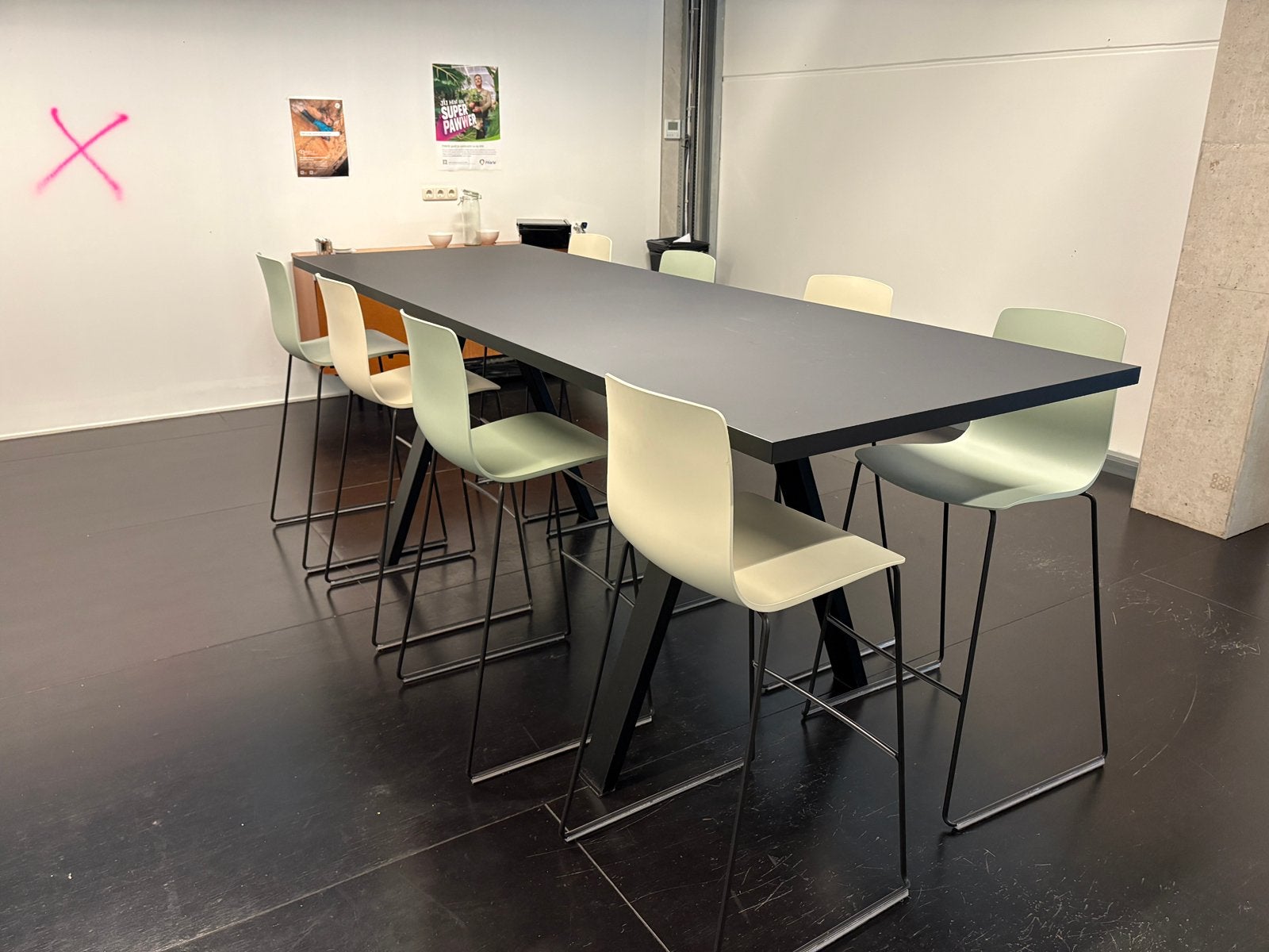 Luxe Arper bartafel met 8 designbarkrukken – complete set, Ophalen, Zo goed als nieuw