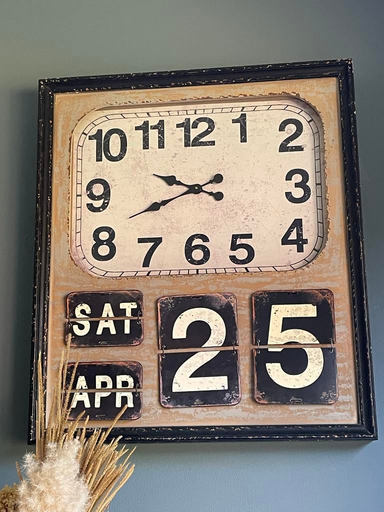 Vintage Wandklok met Kalender - Industriële Stijl, Huis en Inrichting, Woonaccessoires | Klokken, Ophalen, Zo goed als nieuw, Analoog