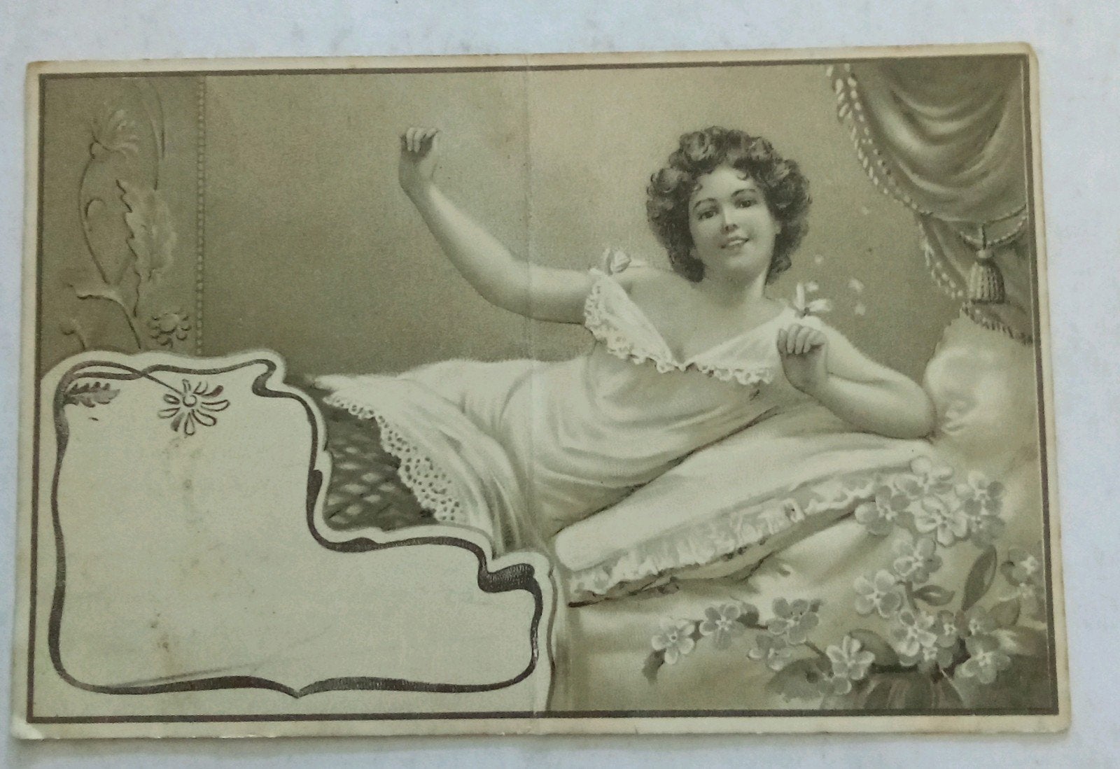 Antieke Ansichtkaart: Dame in Nachtjapon op Bed (ca. 1900), Ophalen of Verzenden, Voor 1920, Gelopen, Overig Europa