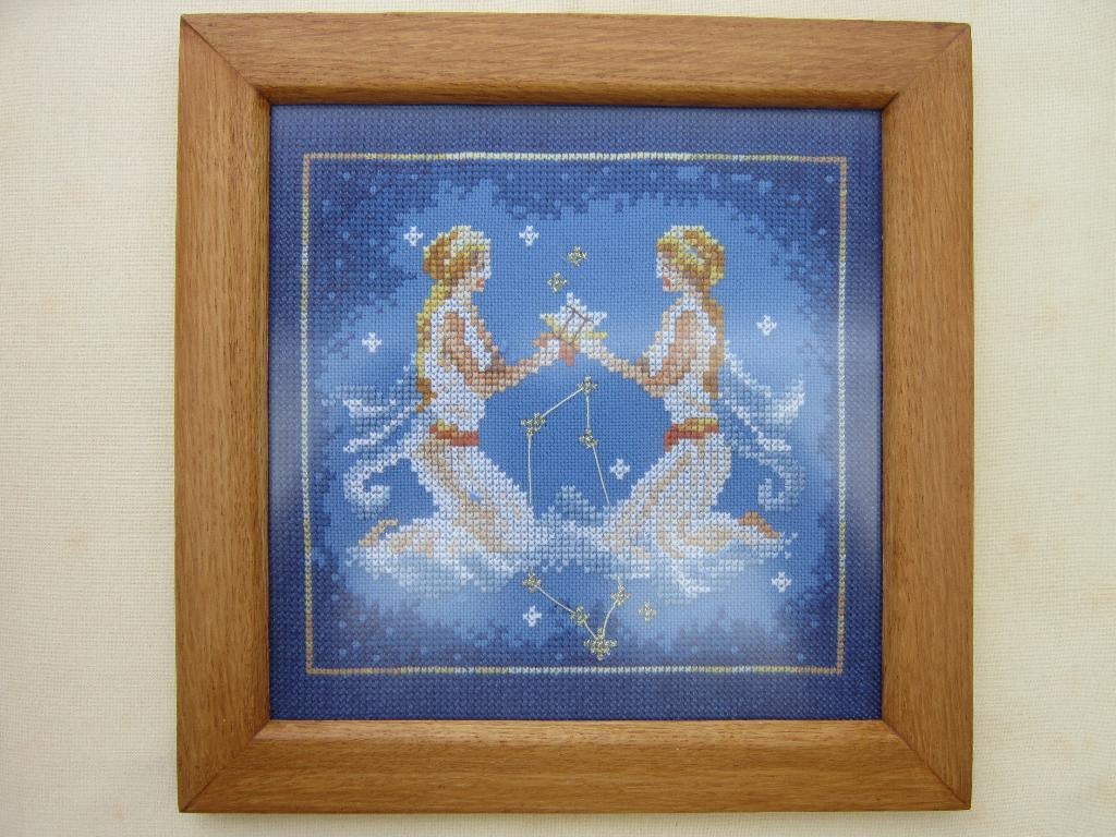 2 Borduurwerkjes, Sterrenbeeld tweeling, in houten lijst., Minder dan 50 cm, Ophalen of Verzenden, Zo goed als nieuw, Schilderij