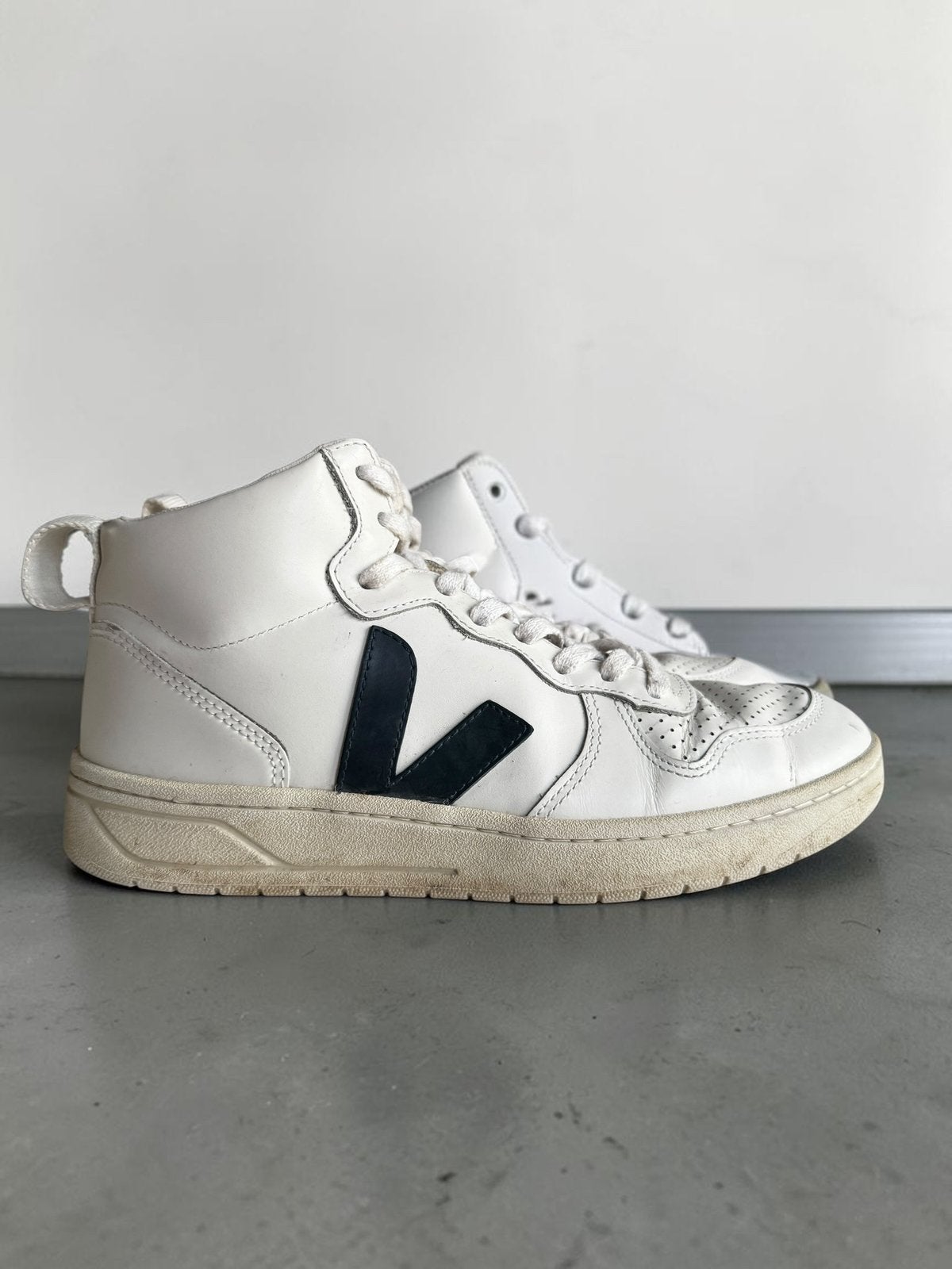 Veja V-10 Mid sneakers wit ecru leer halfhoog zwart maat 39, Wit, Ophalen of Verzenden, Sneakers of Gympen, Zo goed als nieuw