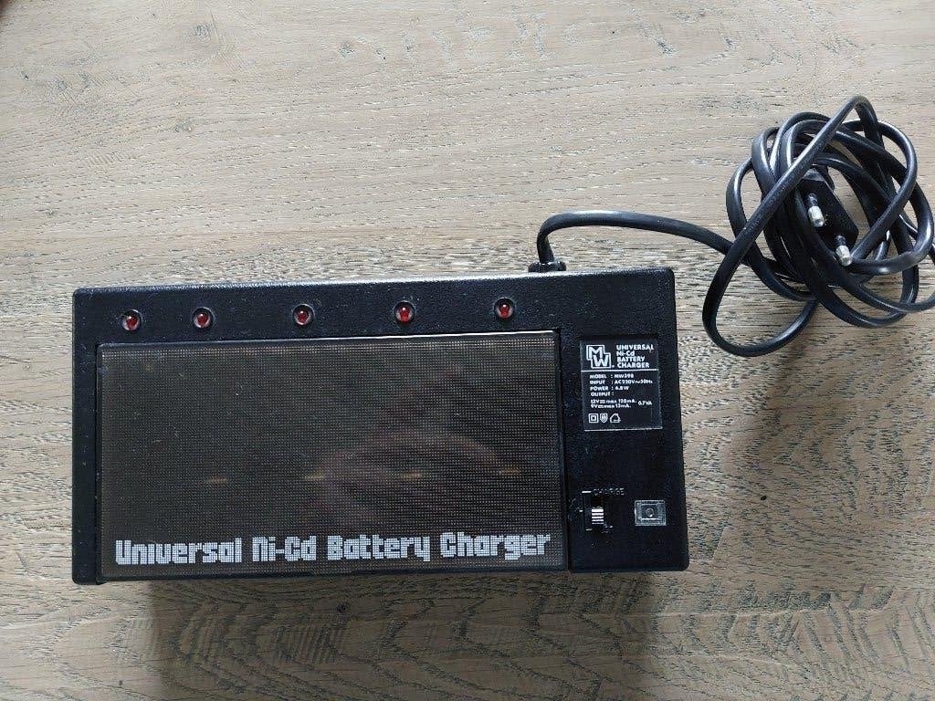 Batterijlader Universal Ni Cd model MW398 diverse batterijen, Ophalen of Verzenden, Gebruikt