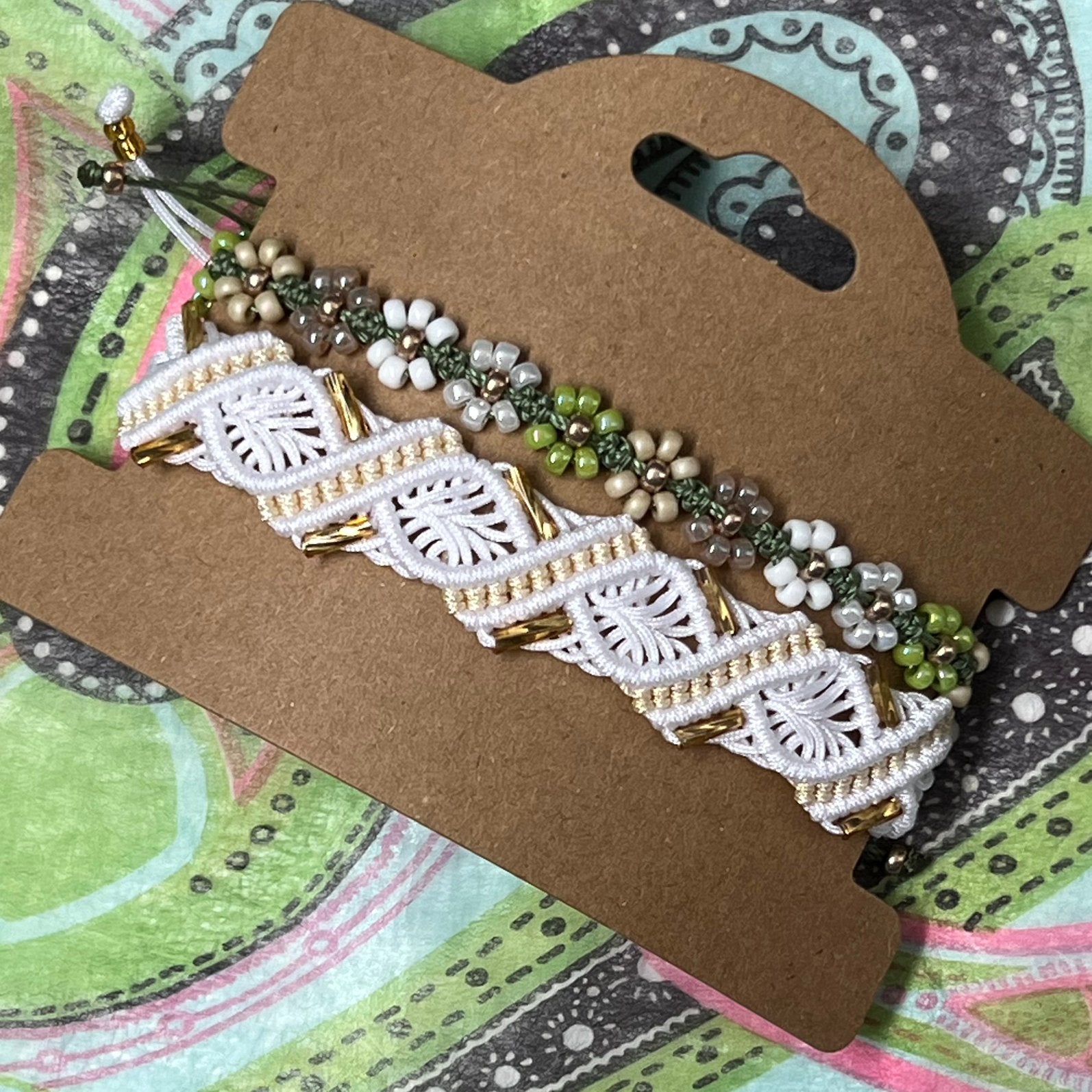 Macramé armbanden wit-mosgroen, Ophalen of Verzenden, Nieuw, Groen, Met bedels of kralen
