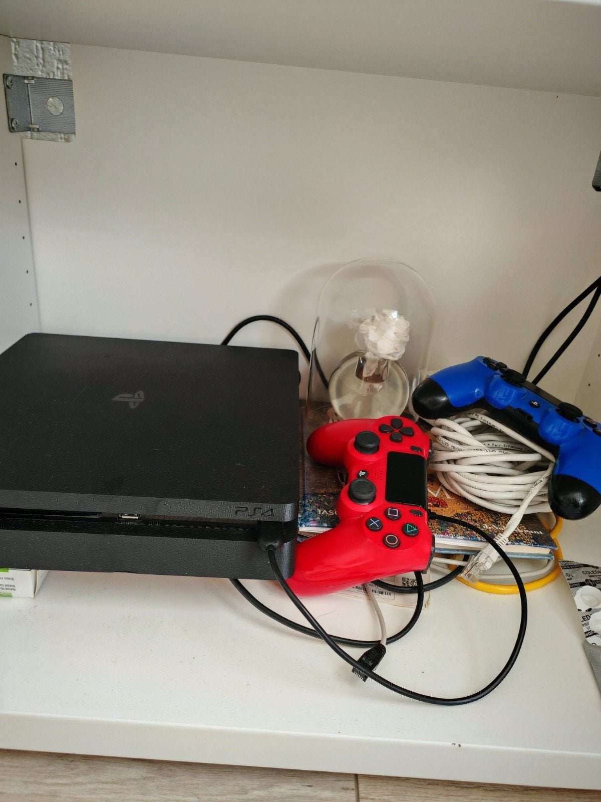 Foto 2 van PlayStation 4 Slim met 2 controllers en 16 spellen