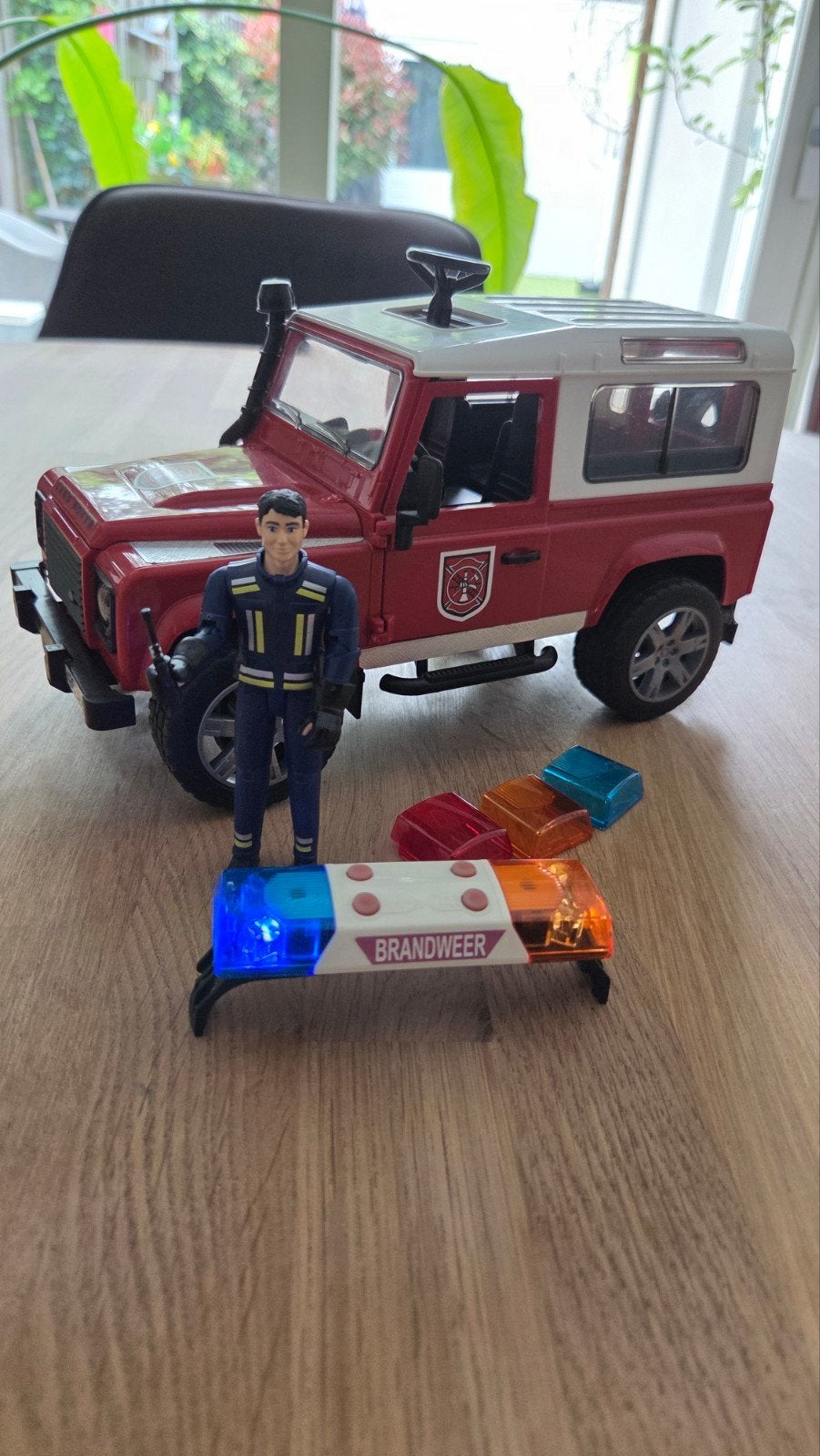 Bruder Land Rover Brandweerwagen met Brandweerman, Ophalen of Verzenden, Zo goed als nieuw