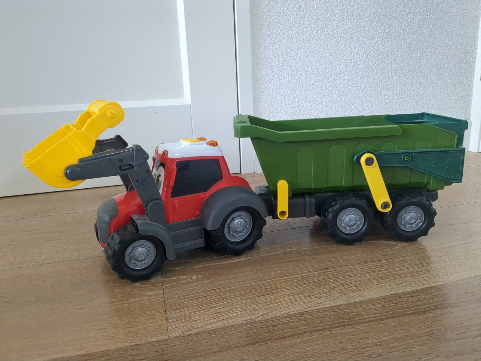 Stevige tractor met aanhanger - ruim 60cm lang, Kinderen en Baby's, Speelgoed | Speelgoedvoertuigen, Ophalen, Gebruikt