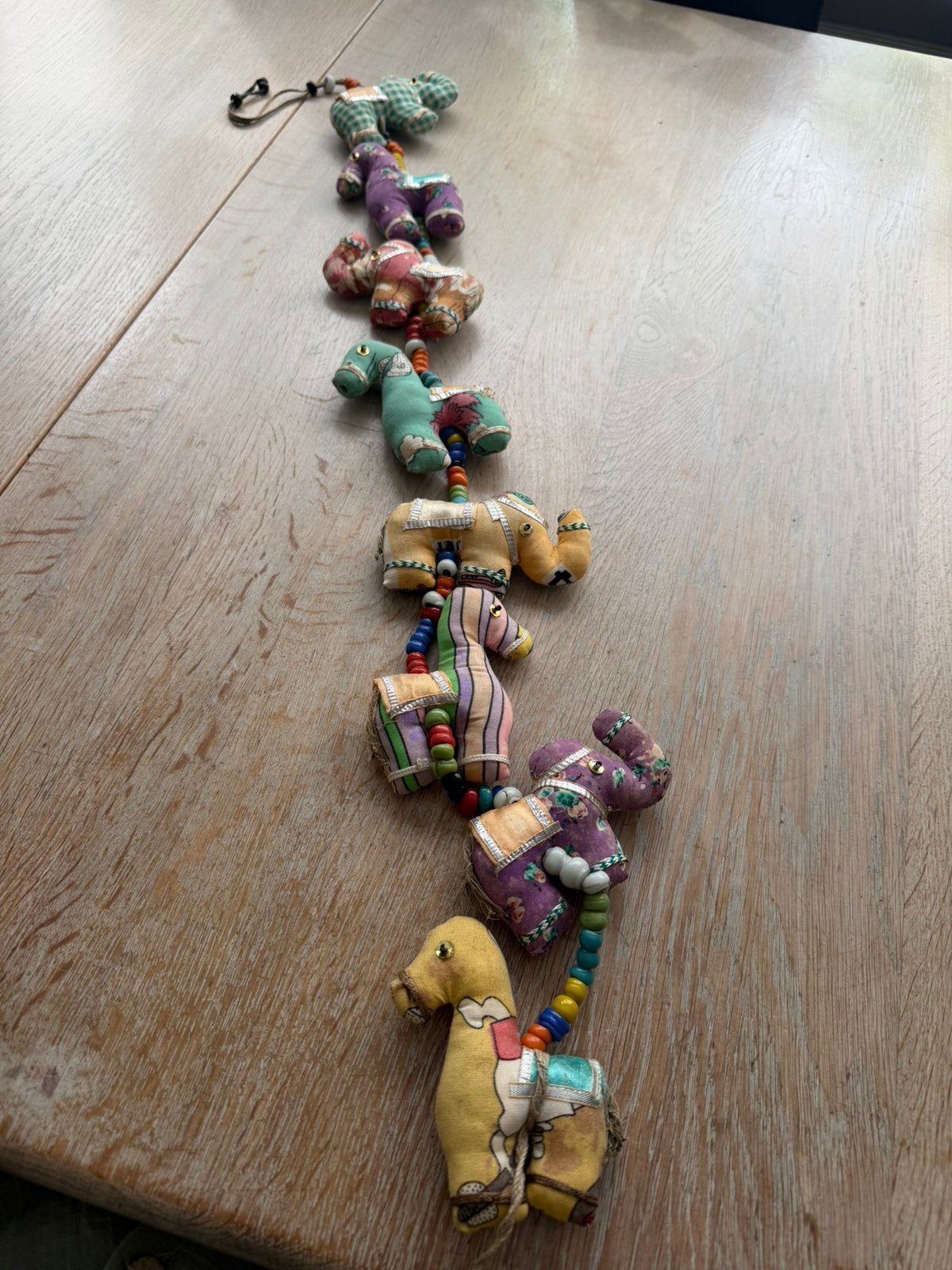 Oude dierenfiguurtjes slinger met oude kralen uit India, Ophalen of Verzenden