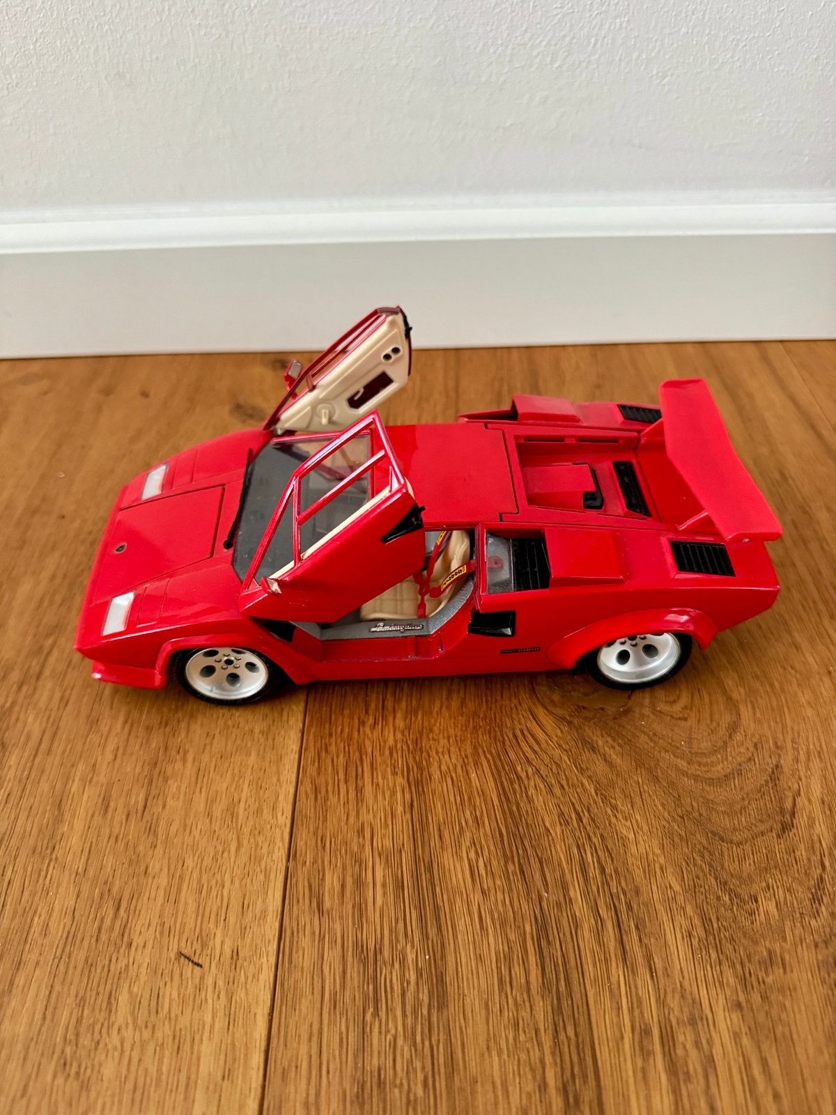 Bburago Lamborghini Countach 1:18 rood – Made in Italy, Ophalen of Verzenden, Zo goed als nieuw, Bburago