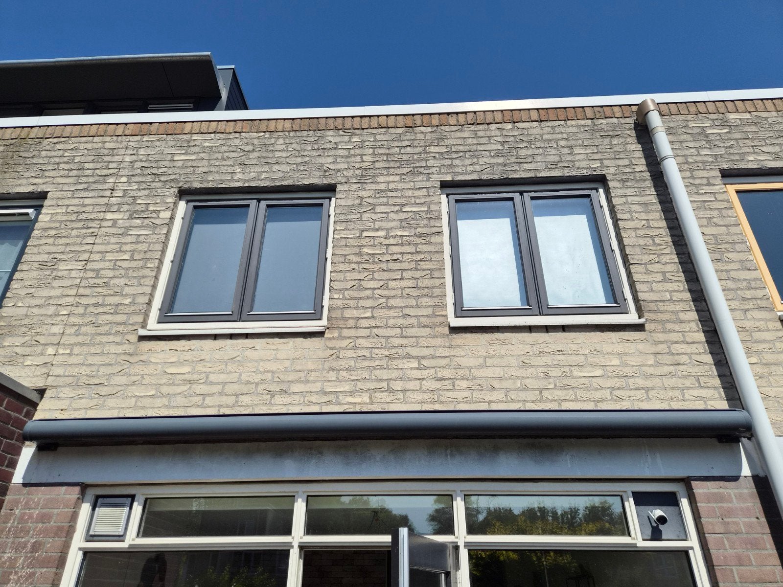 electrisch zonnescherm dichte bak met afstandsbediening, Ophalen, Zo goed als nieuw, 250 cm tot 450 cm, Knikarmscherm