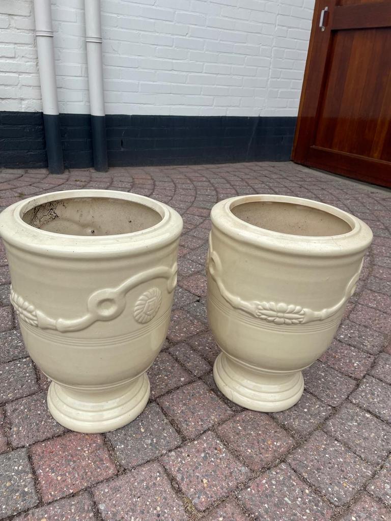 Set van 2 Crèmekleurige Bloempotten met Reliëf, Tuin en Terras, 25 tot 40 cm, Gebruikt, Rond, Binnen