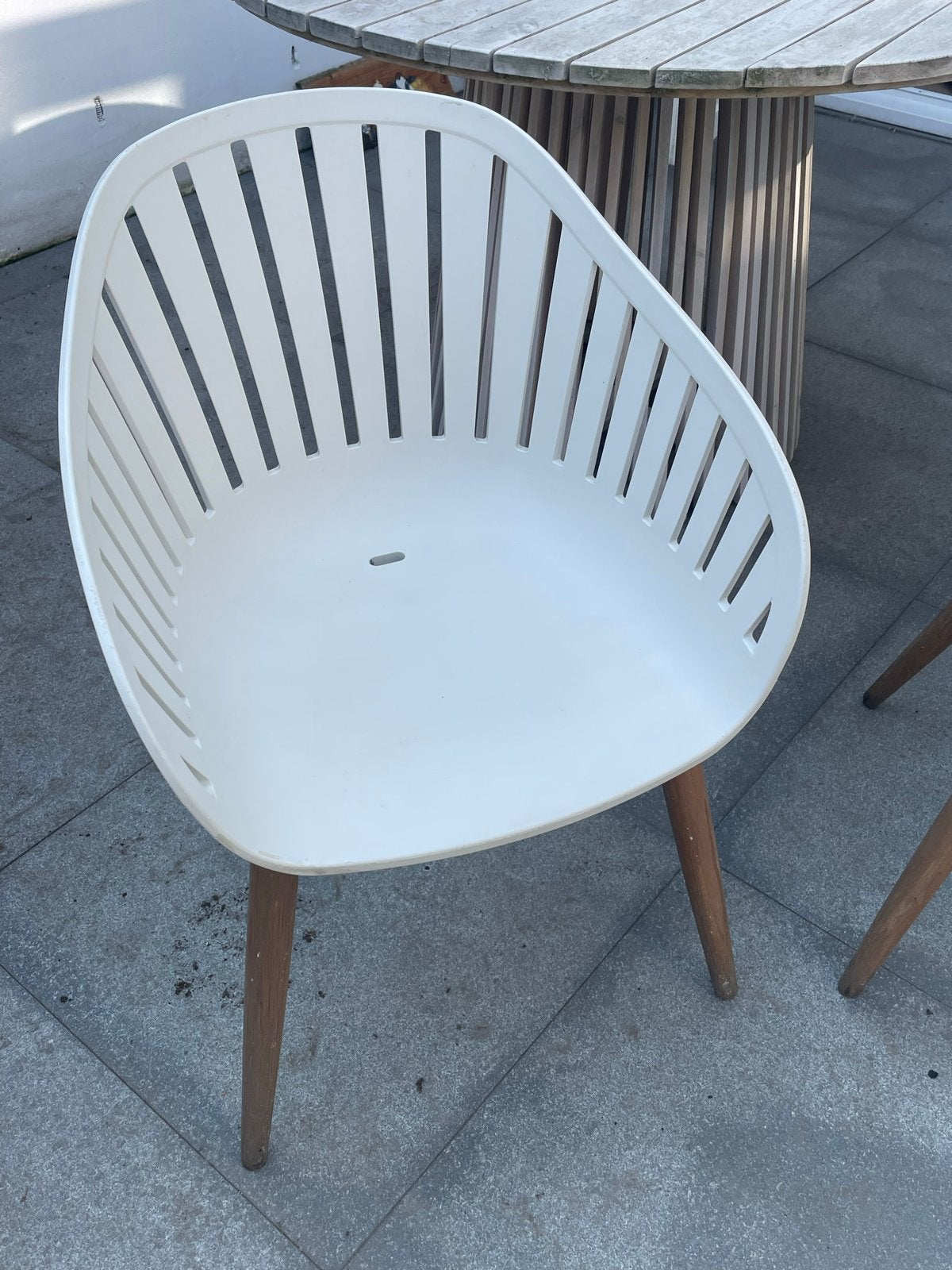 2 Witte Rodez tuinstoelen met acacia houten poten, Ophalen, Gebruikt, Kunststof