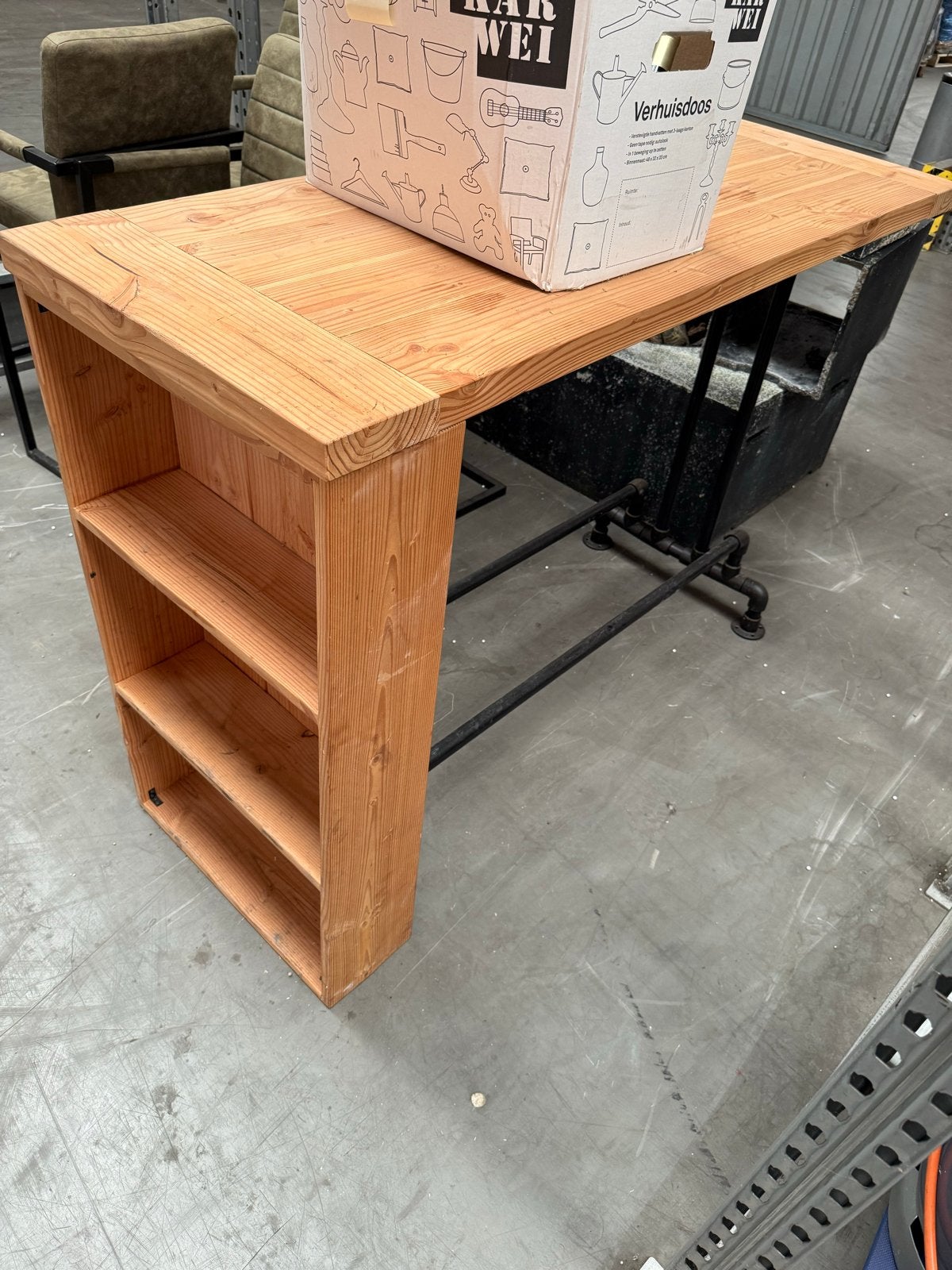 Houten bartafel met metalen onderstel en opbergvakken, Huis en Inrichting, Ophalen, Gebruikt, Hout, 90 cm of meer