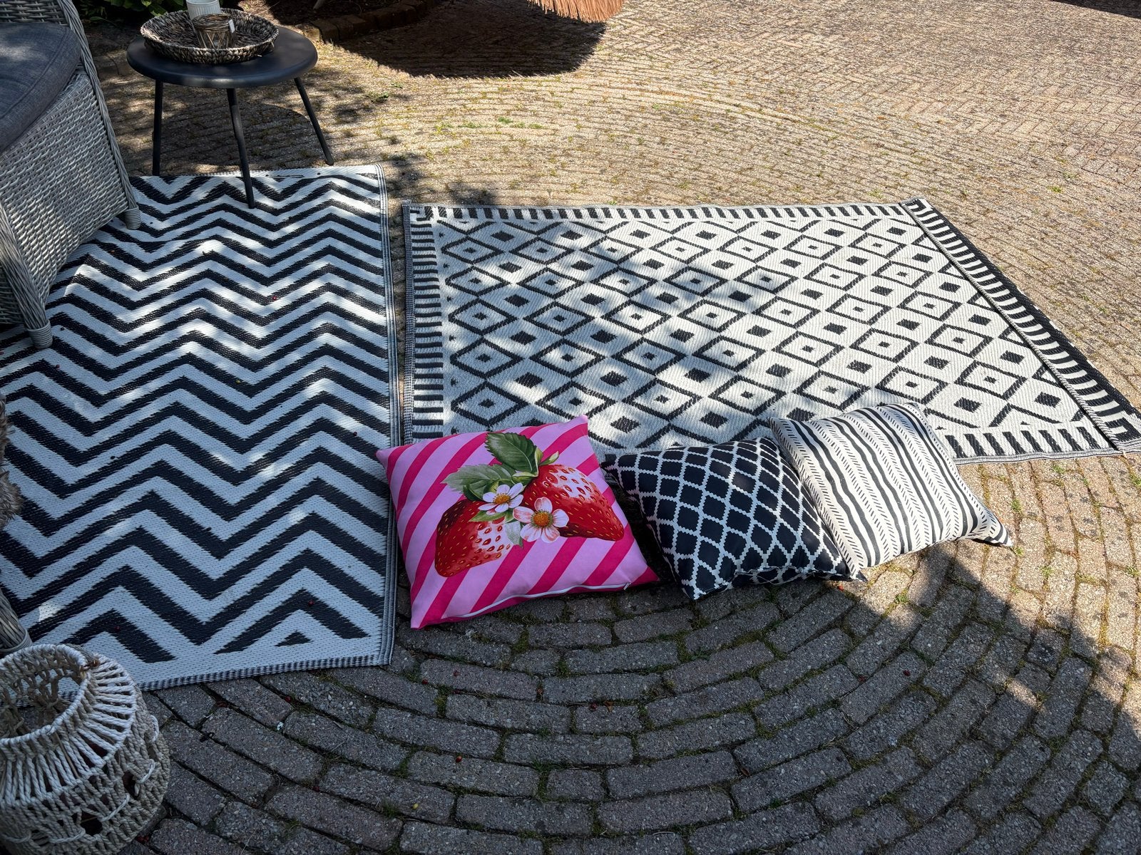 Twee buitenkleden en 3 kussens zgan 175x120, Ophalen, Zo goed als nieuw