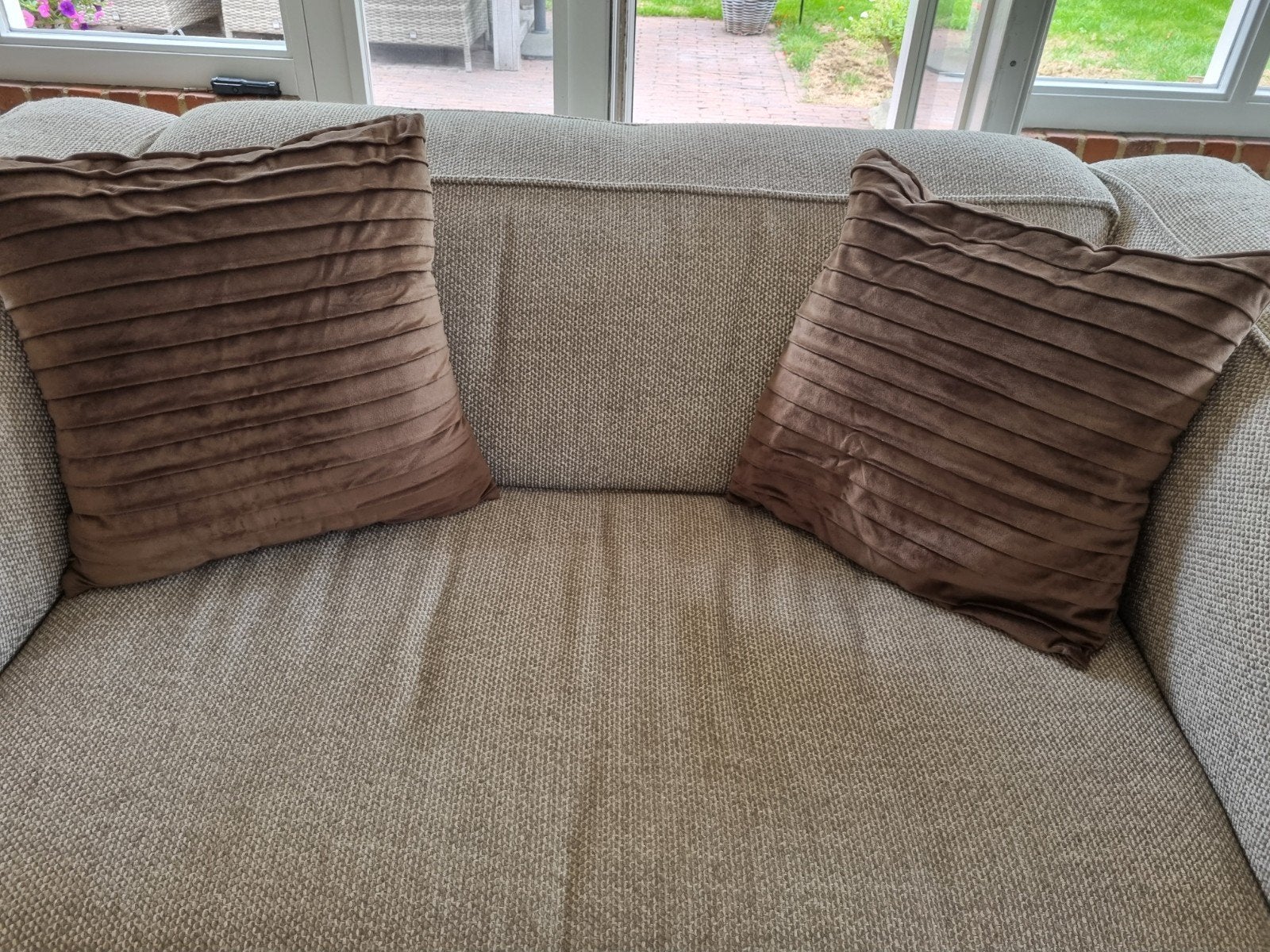 2x taupe sierkussens 45x45, Ophalen of Verzenden, Zo goed als nieuw, Overige kleuren, Vierkant