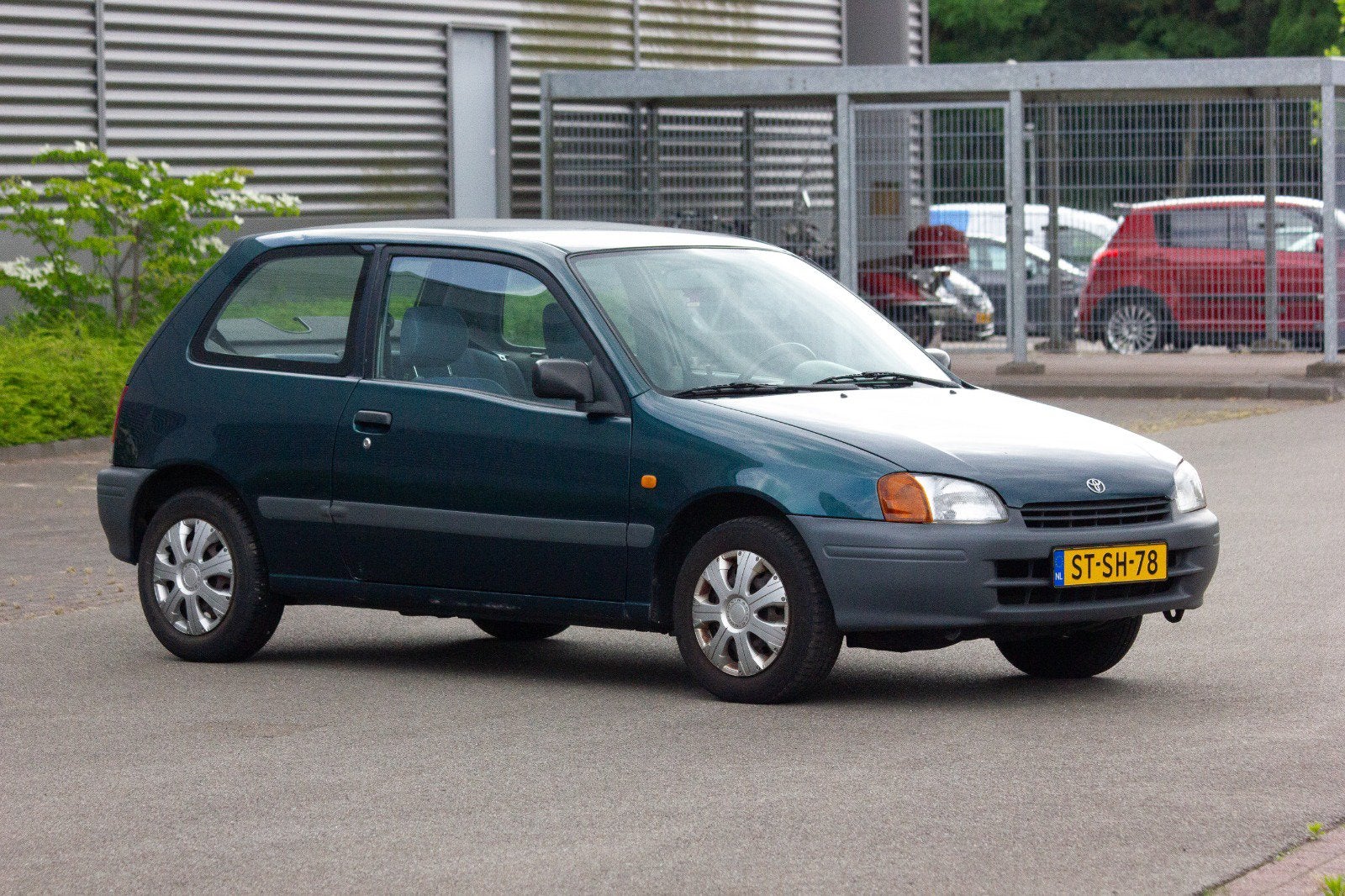 Toyota Starlet 1.3-16V AUTOMAAT/APK SEPT 2027/NAP, Auto's, Stof, 4 cilinders, Starlet, 400 kg