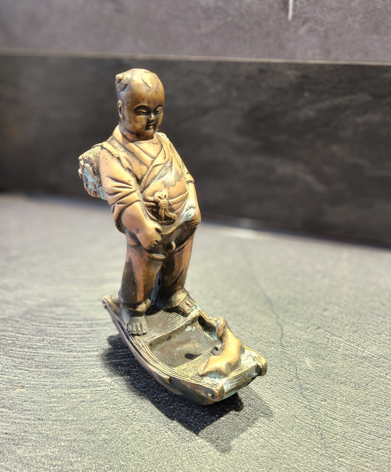 Uniek Japans bronzen beeldje: Jongen met hond op boot (1900-, Antiek en Kunst, Ophalen of Verzenden