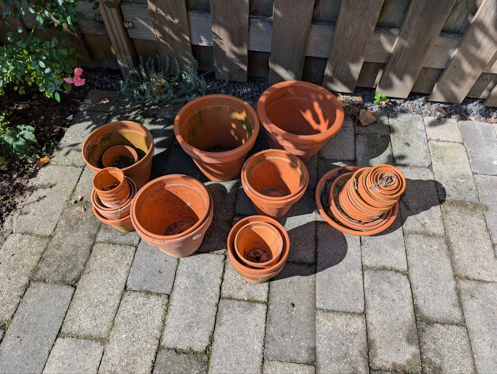Veel terracotta potten met schotels in allerlei maten, Ophalen, Rond, Steen, Minder dan 30 cm
