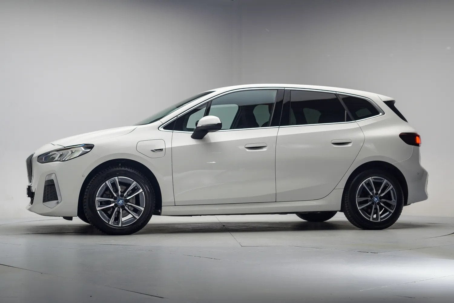 BMW 2 Serie Active Tourer 225e xDrive M Sport [ LED Memory S, Auto's, BMW, Automaat, Dealer onderhouden, 1800 kg, Gebruikt