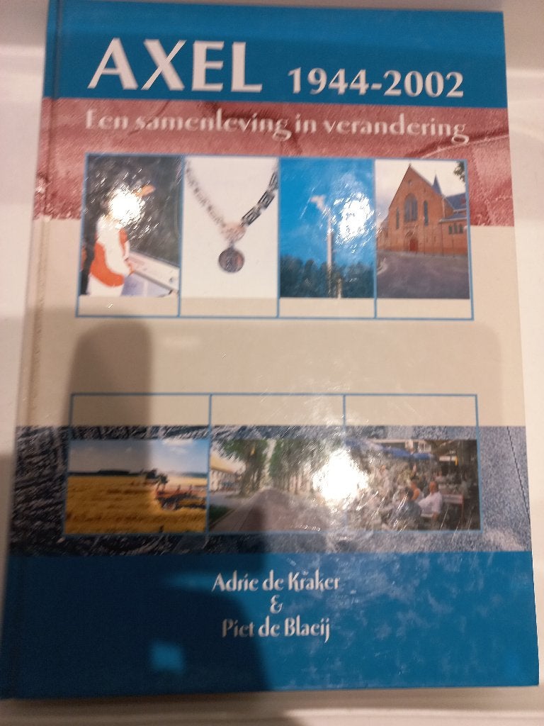 Axel 1944-2002. Door Adrie de Kraker en Piet de Blaeij., Boeken, Ophalen of Verzenden, Gelezen