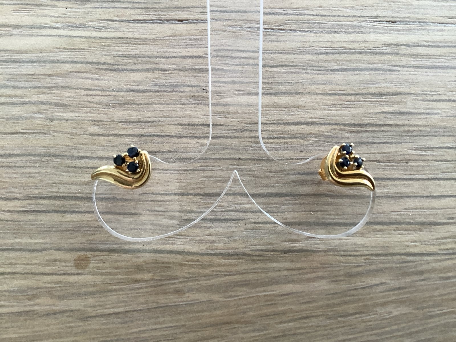 Gouden oorknopjes met blauw saffier, Sieraden, Tassen en Uiterlijk, Oorbellen, Blauw, Ophalen of Verzenden, Zo goed als nieuw