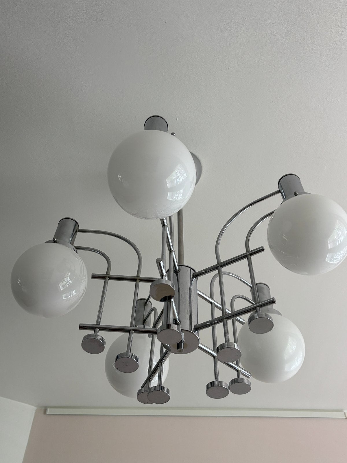Vintage kroonluchter met Melkglas Bollen, Ophalen, Gebruikt, Metaal, 50 tot 75 cm