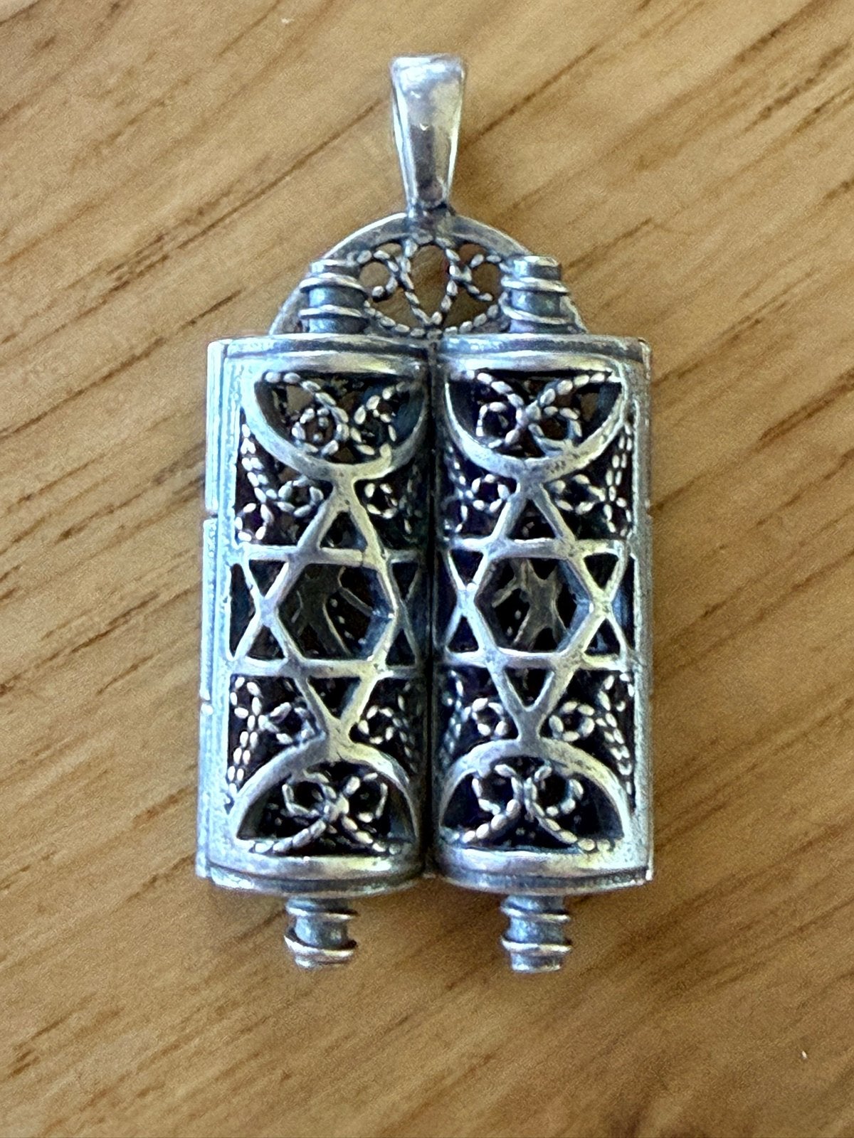 Zilveren Joodse Tora Scroll Hanger met Davidster, Antiek en Kunst, Ophalen of Verzenden, Zilver