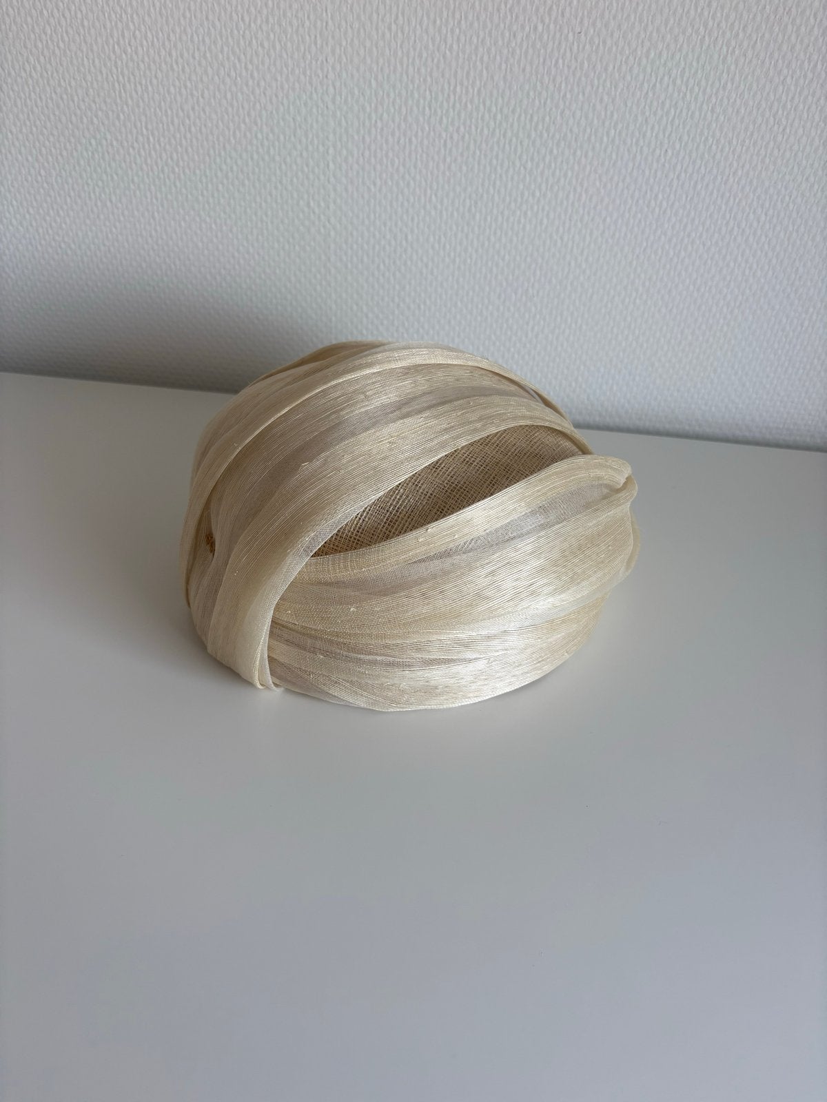 Beige | crème gedrappeerde dop | hoed dames Alielle hoed, Ophalen of Verzenden, Zo goed als nieuw, One size fits all, Hoed