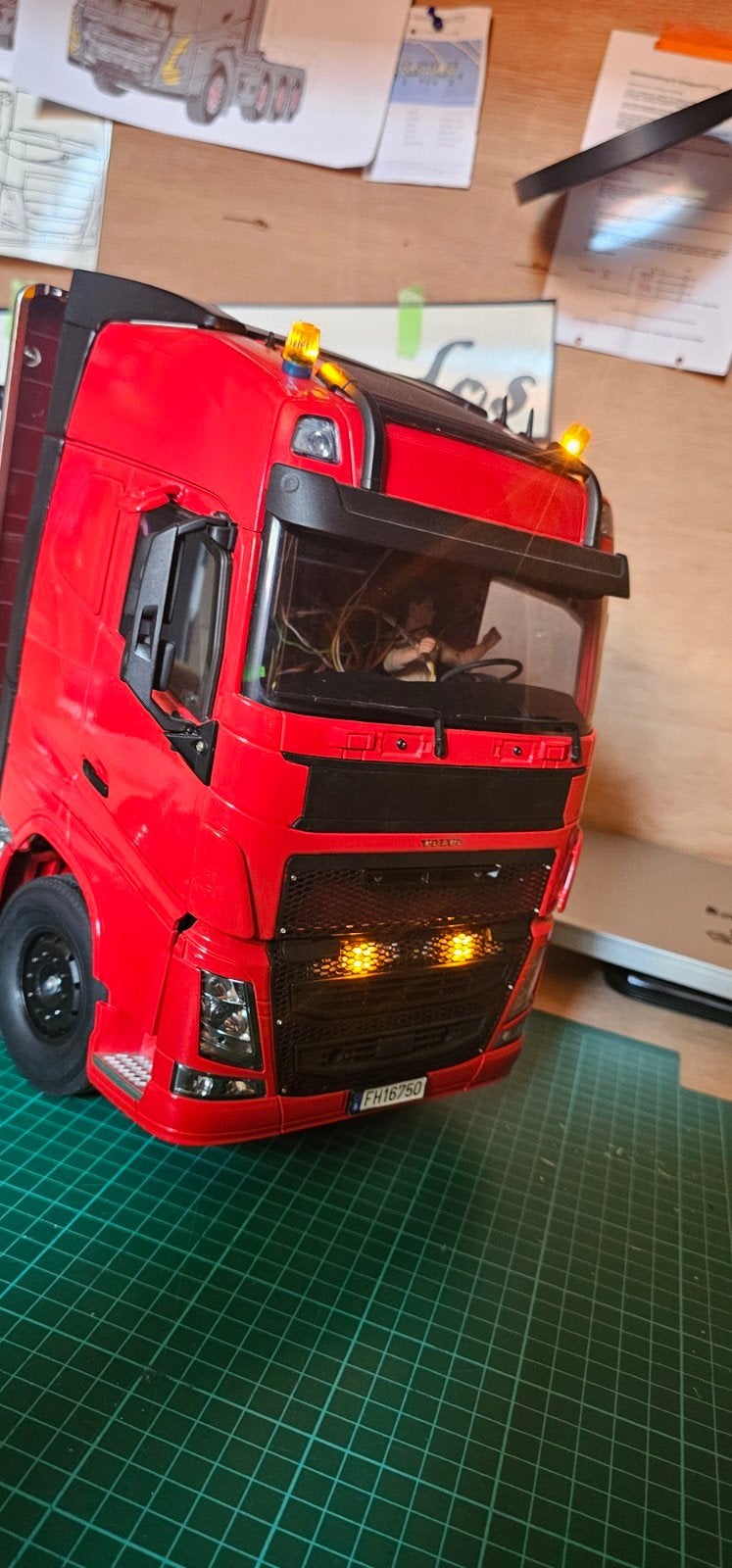 RC Volvo FH16 750 Houttransport Truck met Verlichting, Elektro, Schaal 1:14, Ophalen of Verzenden, Zo goed als nieuw