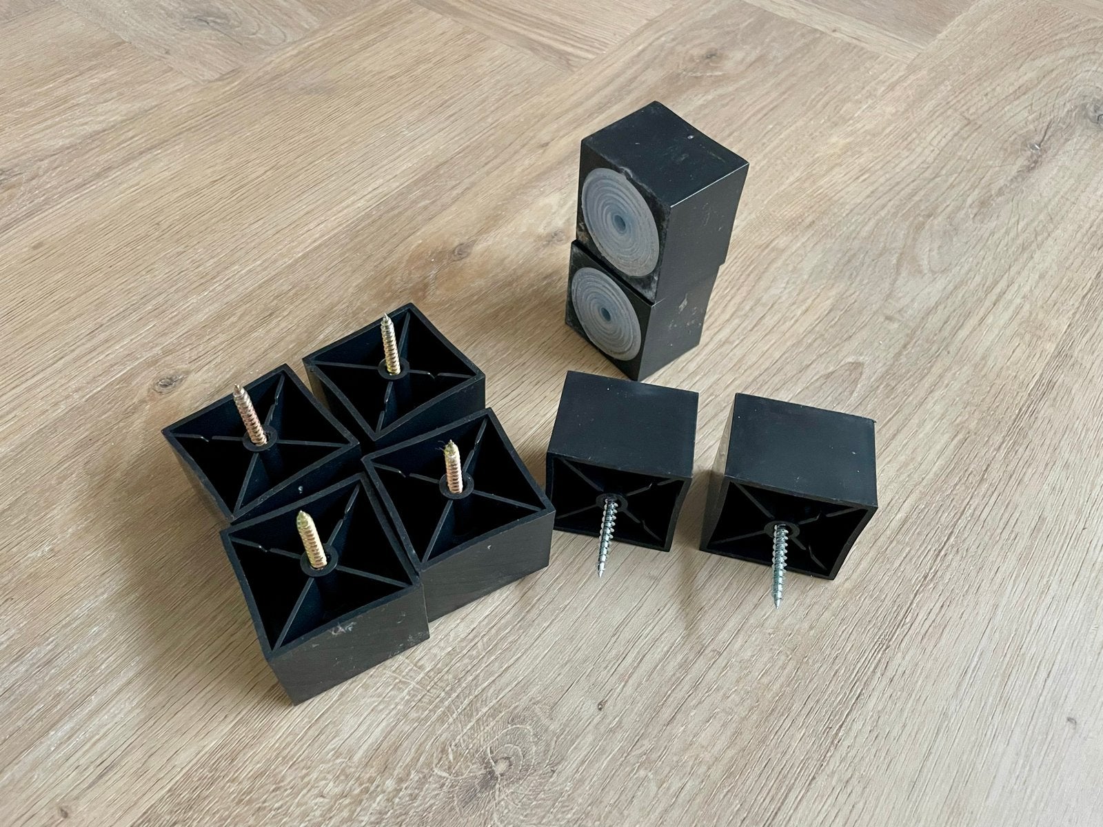 Set van 8 zwarte meubelpoten met schroeven, Ophalen of Verzenden, Gebruikt