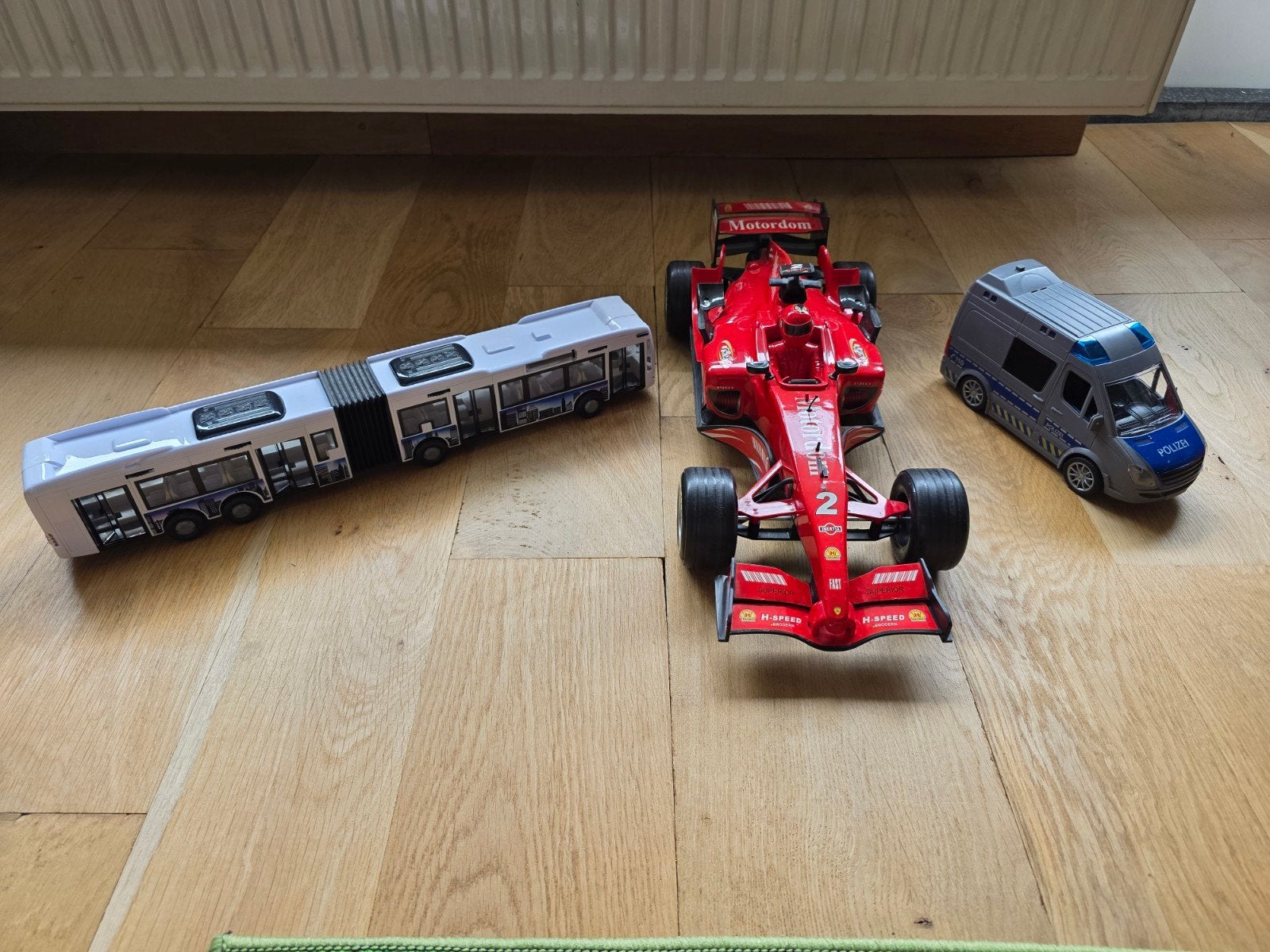 Stadsbus en politiebus met geluid. Formule1 auto is verkocht, Ophalen, Gebruikt