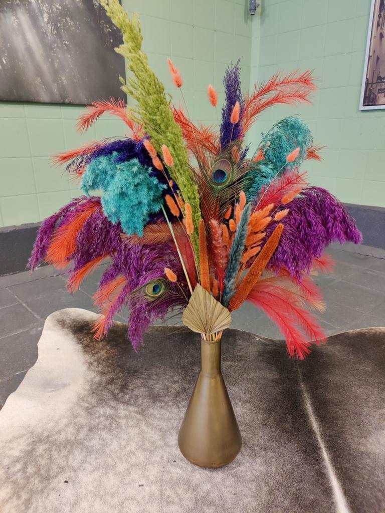 Kleurrijke kunstbloemen en veren in gouden vaas, Ophalen, Overige materialen, Overige kleuren, Zo goed als nieuw