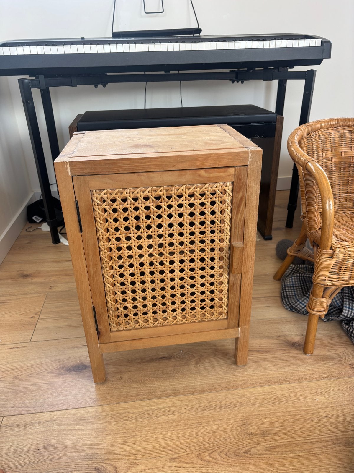 Houten nachtkastje webbing met rotan deur, Ophalen, Gebruikt