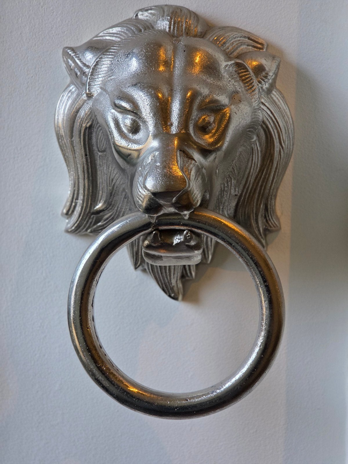 Decoratieve Handdoekhouder Leeuwenkop - Zilverkleurig Metaal, Huis en Inrichting, Woonaccessoires | Overige, Ophalen, Nieuw, Klassiek