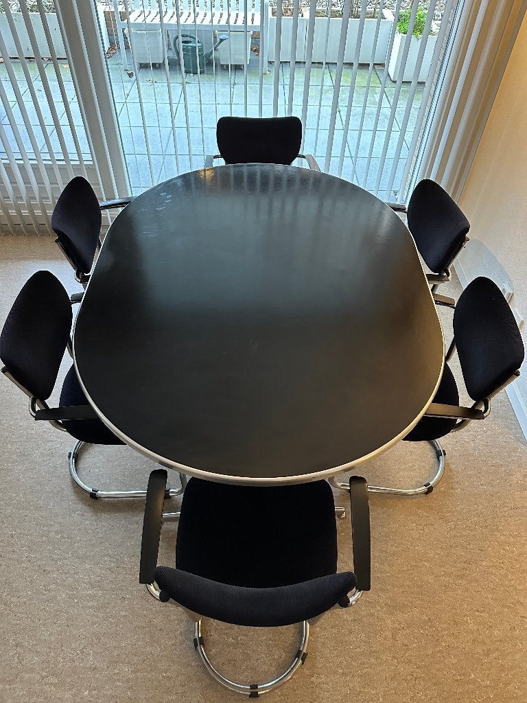 De Wit? / Gispen? Ovale eettafel met zwart linoleum blad, Huis en Inrichting, Tafels | Eettafels, Gebruikt, 100 tot 150 cm, 150 tot 200 cm